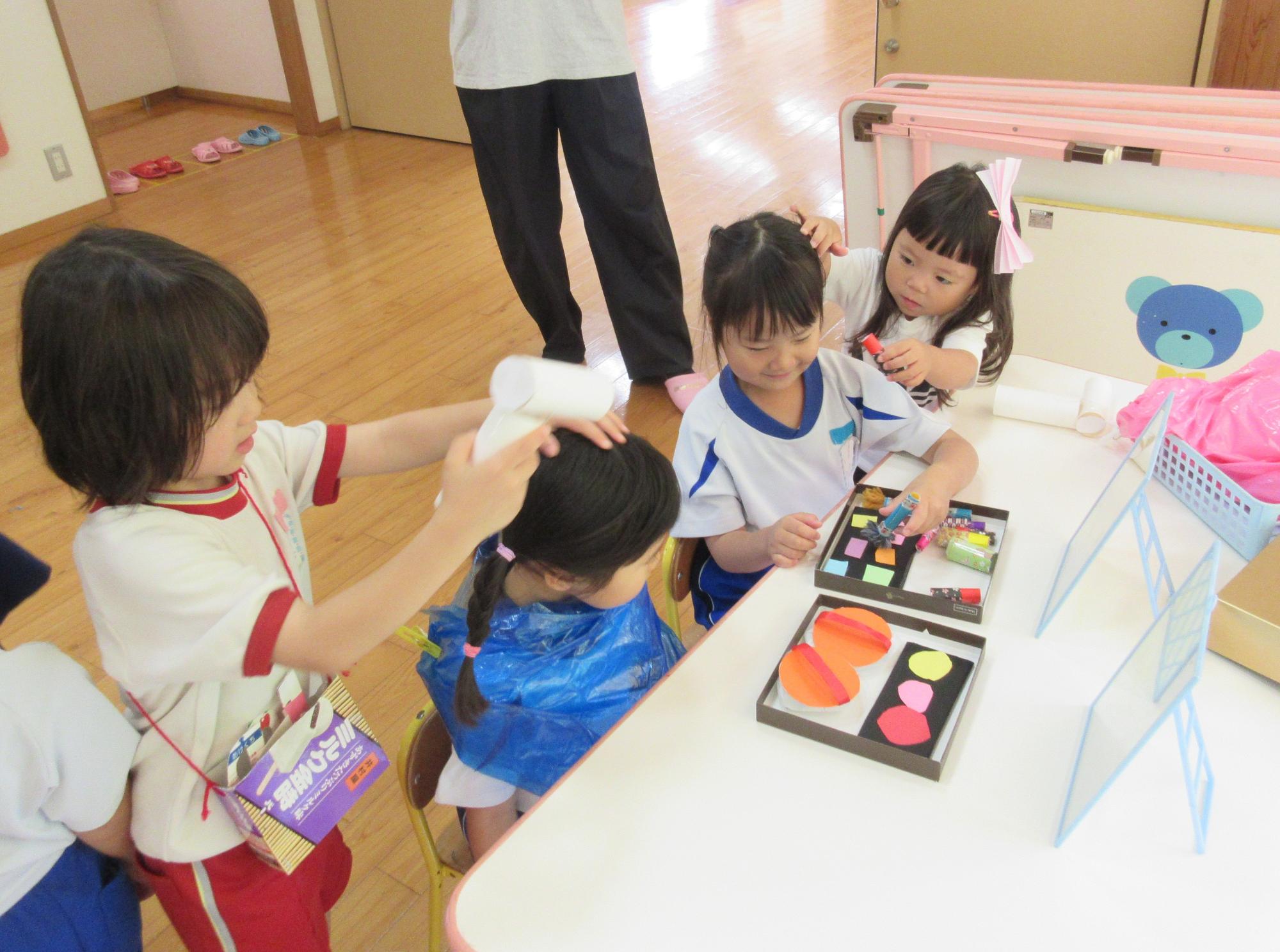 未就園児のお友達も一緒にメイクをしているところ