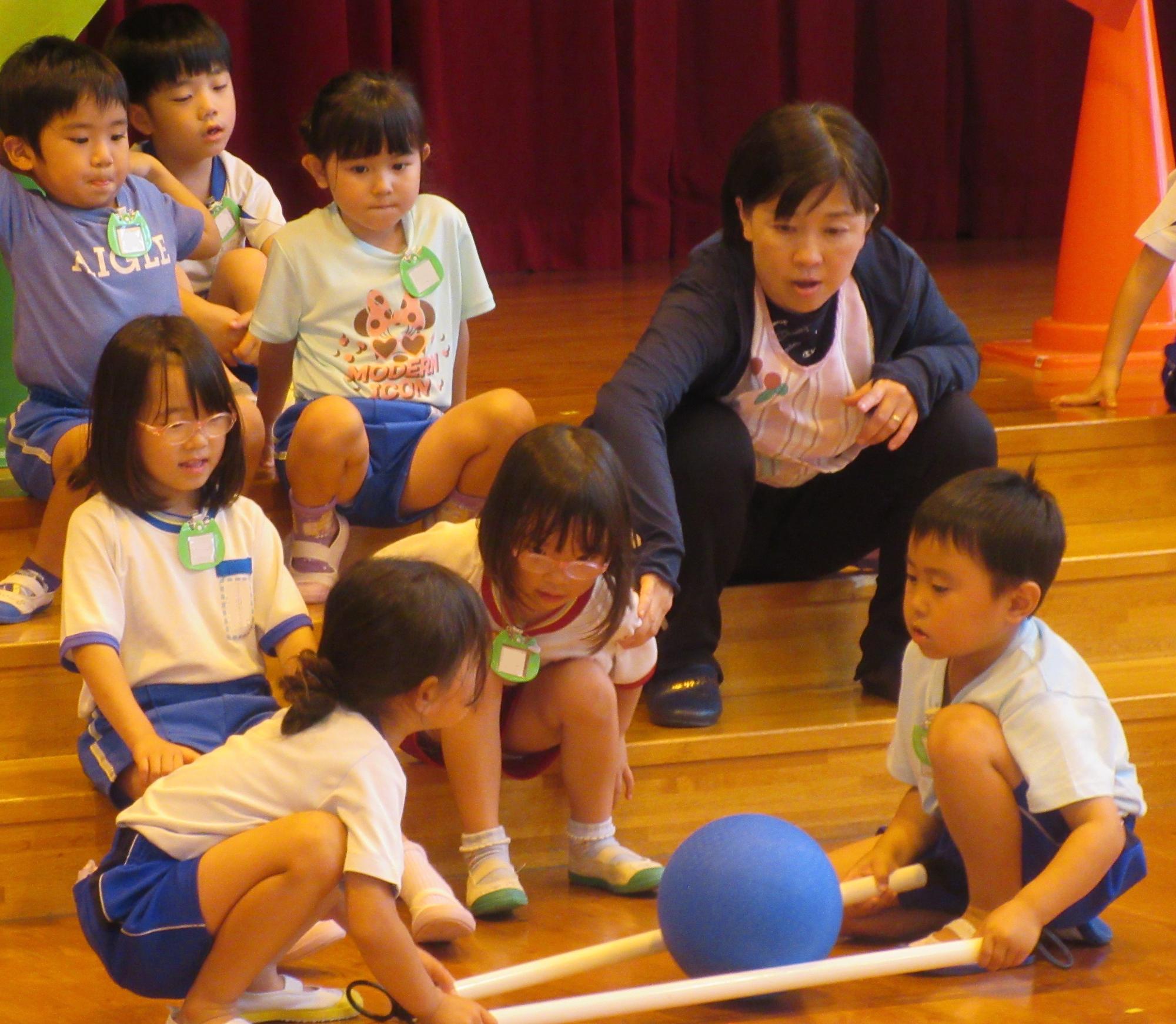 ボールの運び方を考え合っているところ