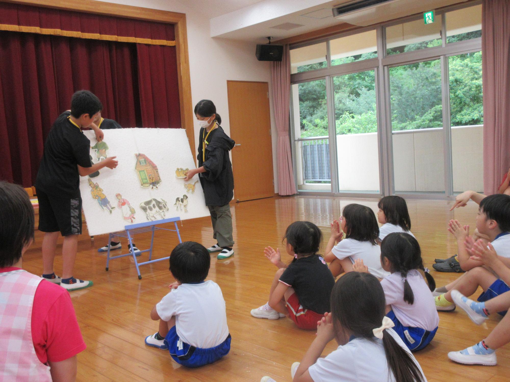 読書リーダーのお姉さんたちがお話をしてくれているところ