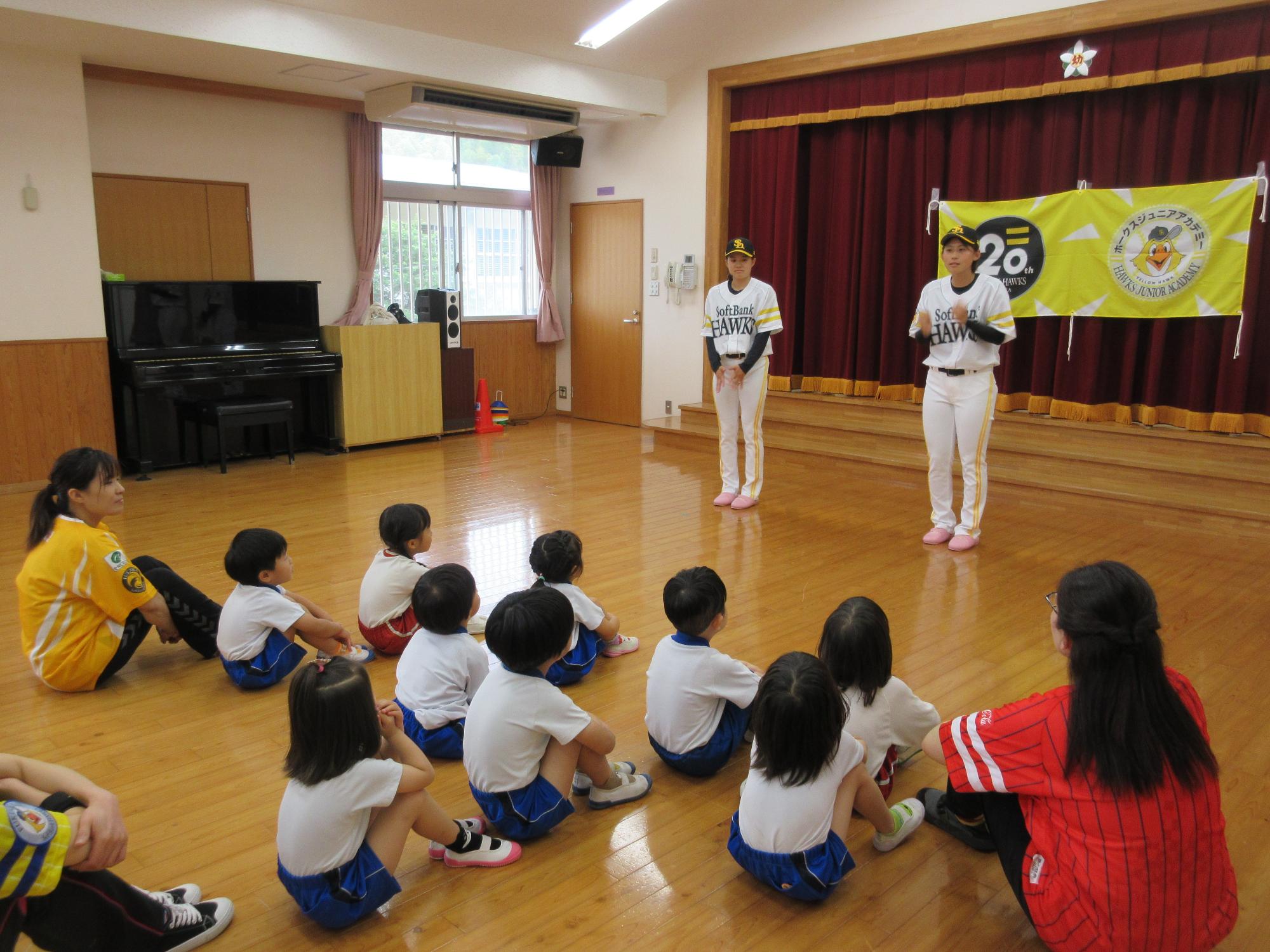 野球教室の方のお話を聞いているところ