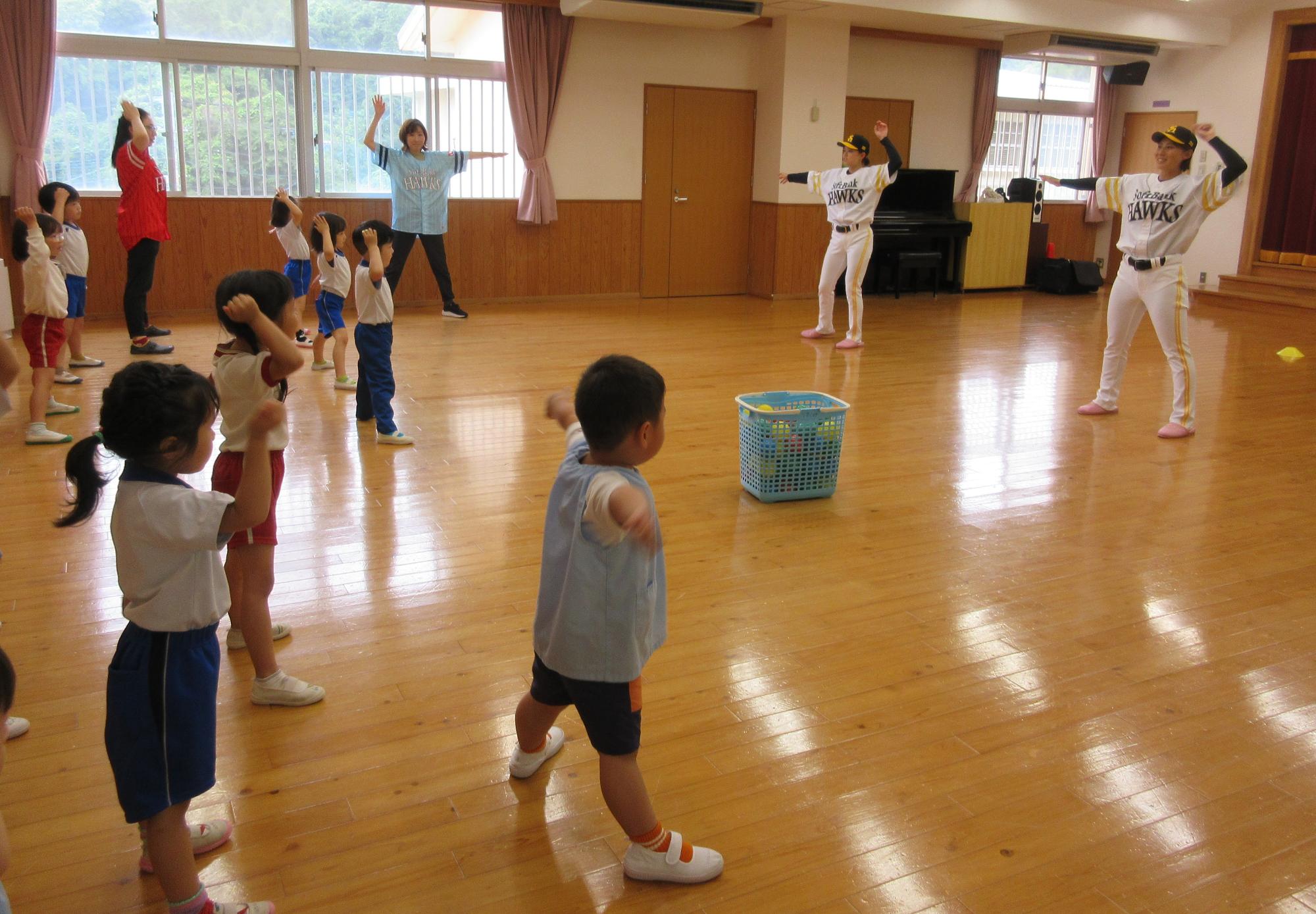投げるフォームをみんなで教えてもらっているところ