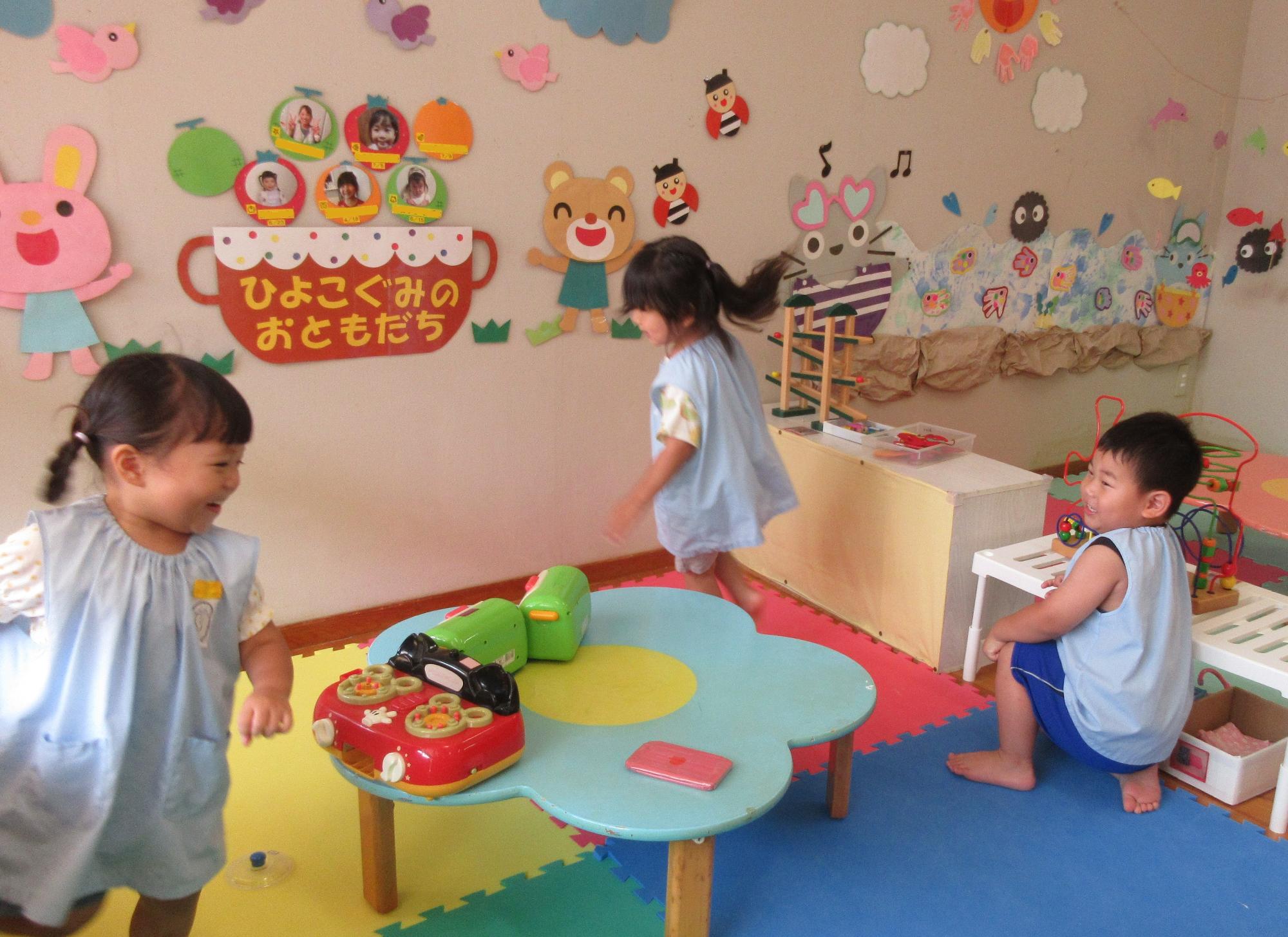 満3歳児の部屋で遊んでいるところ