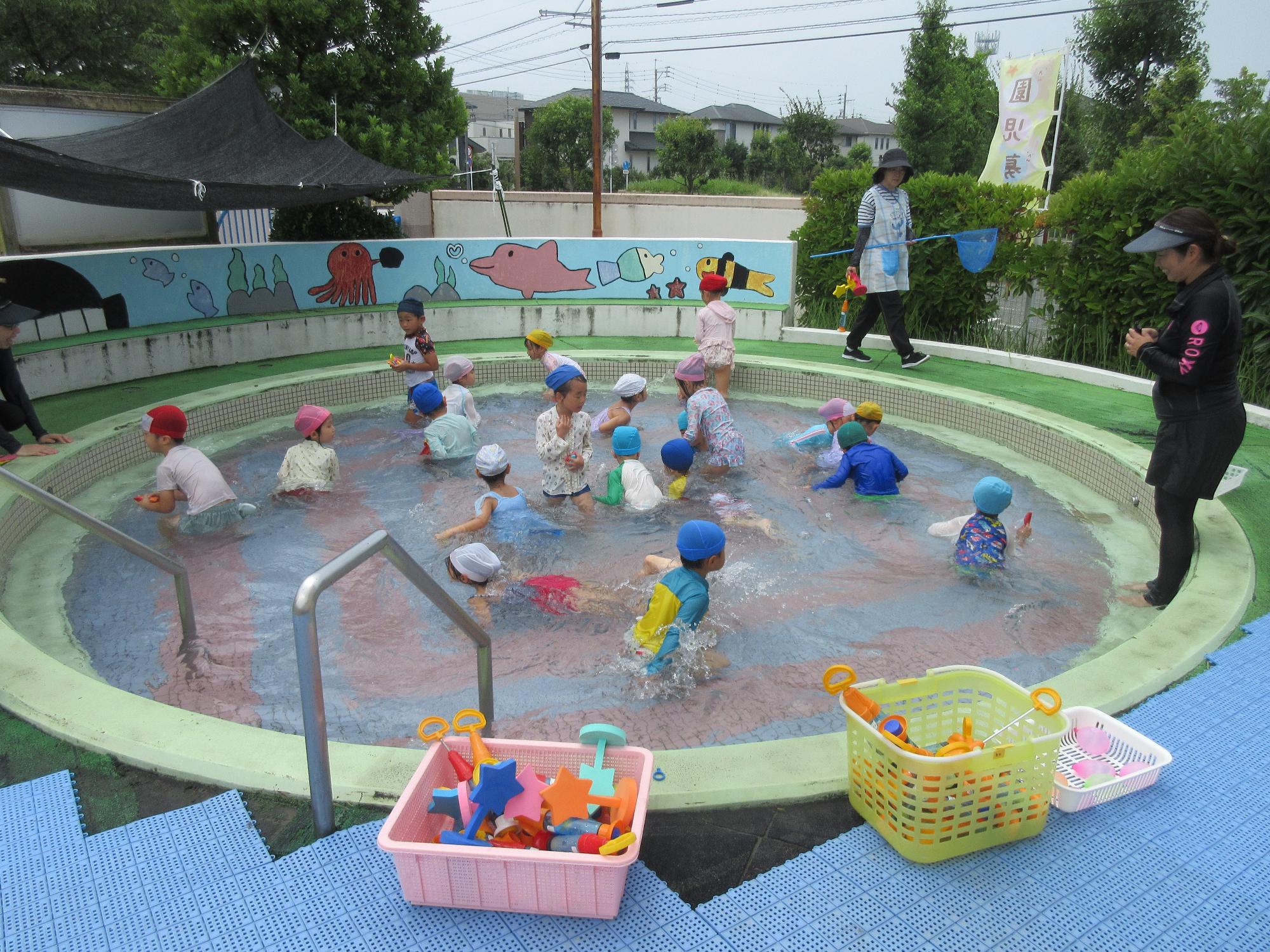 プールに沈んだ魚を見つけるゲーム