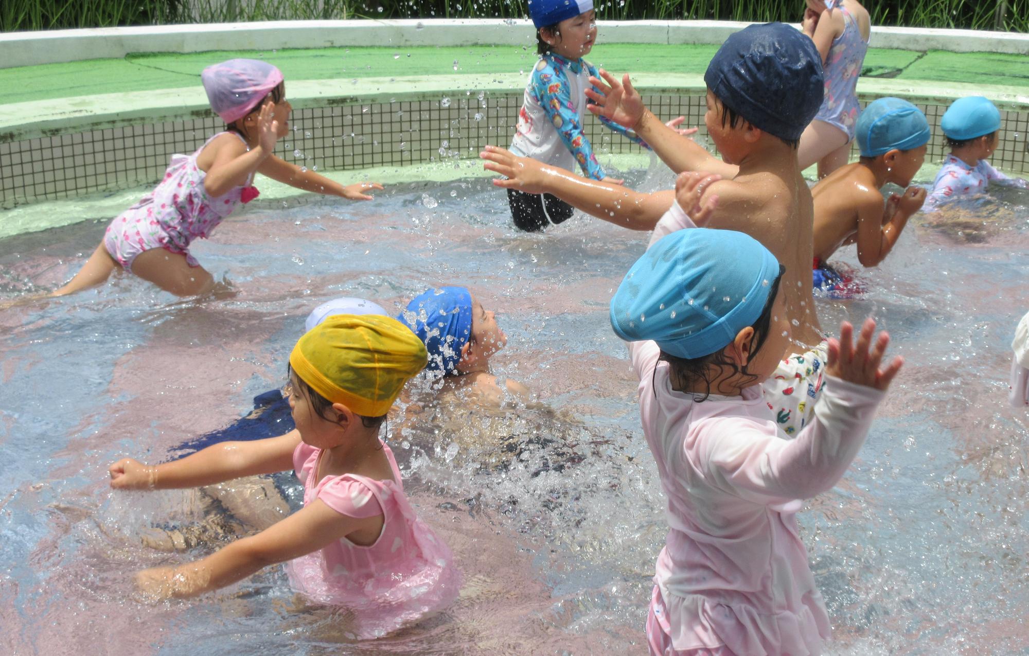 プールの水をかけているところ