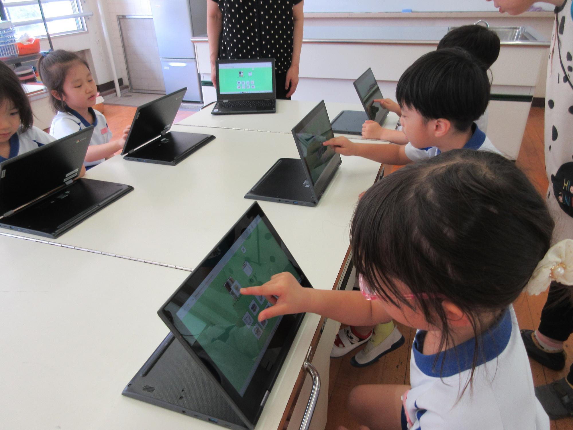 タブレットでクイズをしているところ
