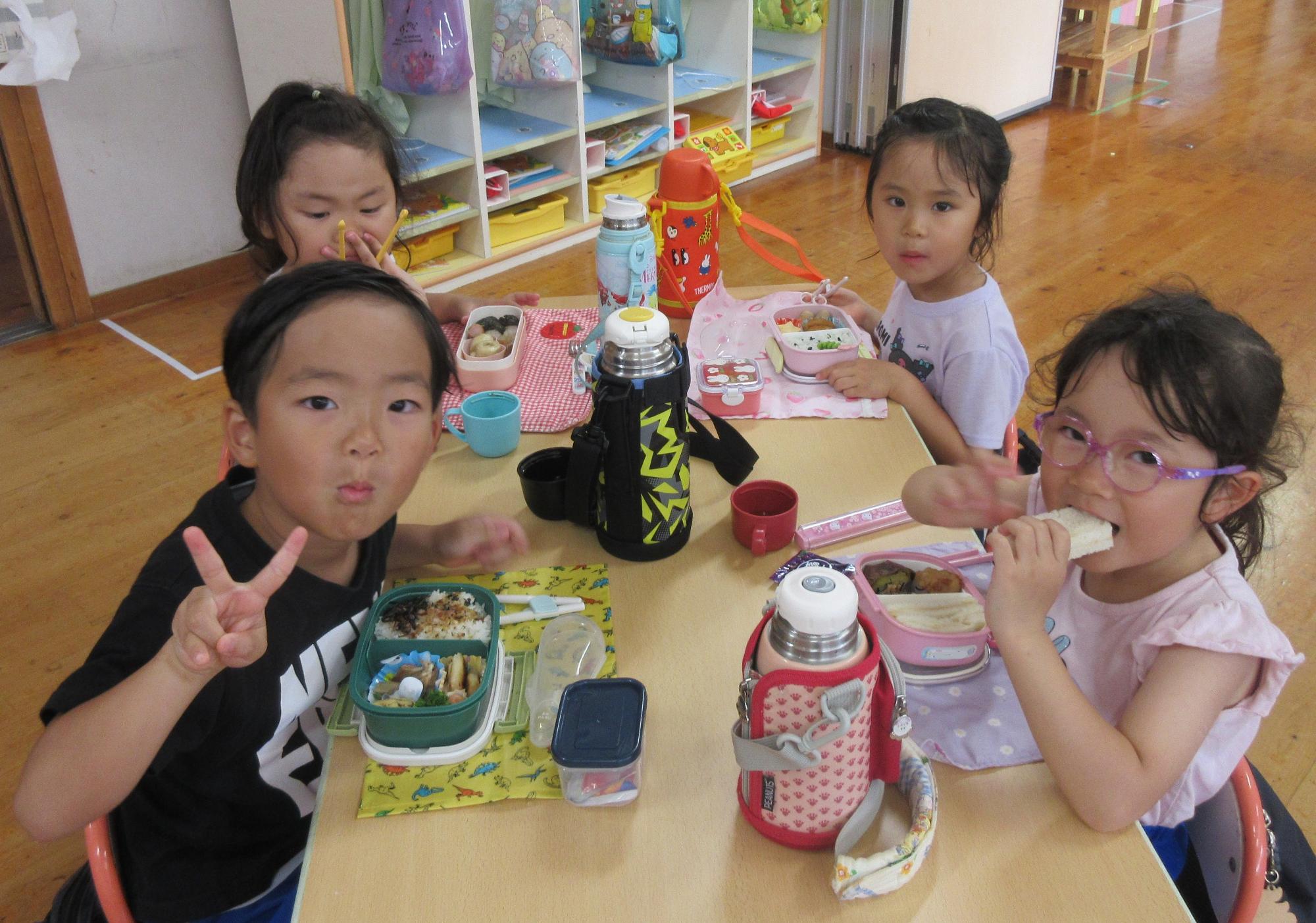 お弁当を食べているところ
