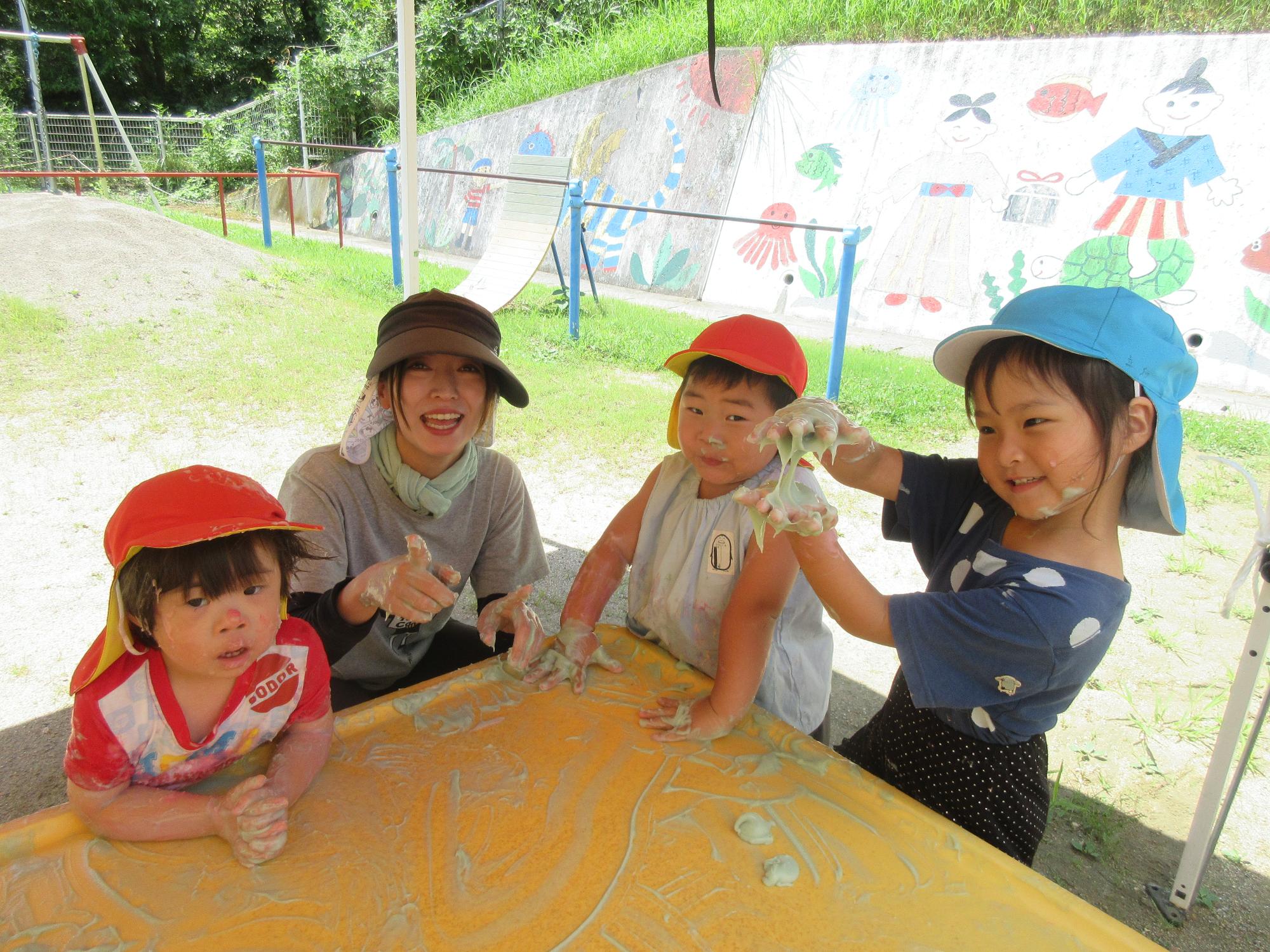 小麦粉粘土で遊んでいるところ