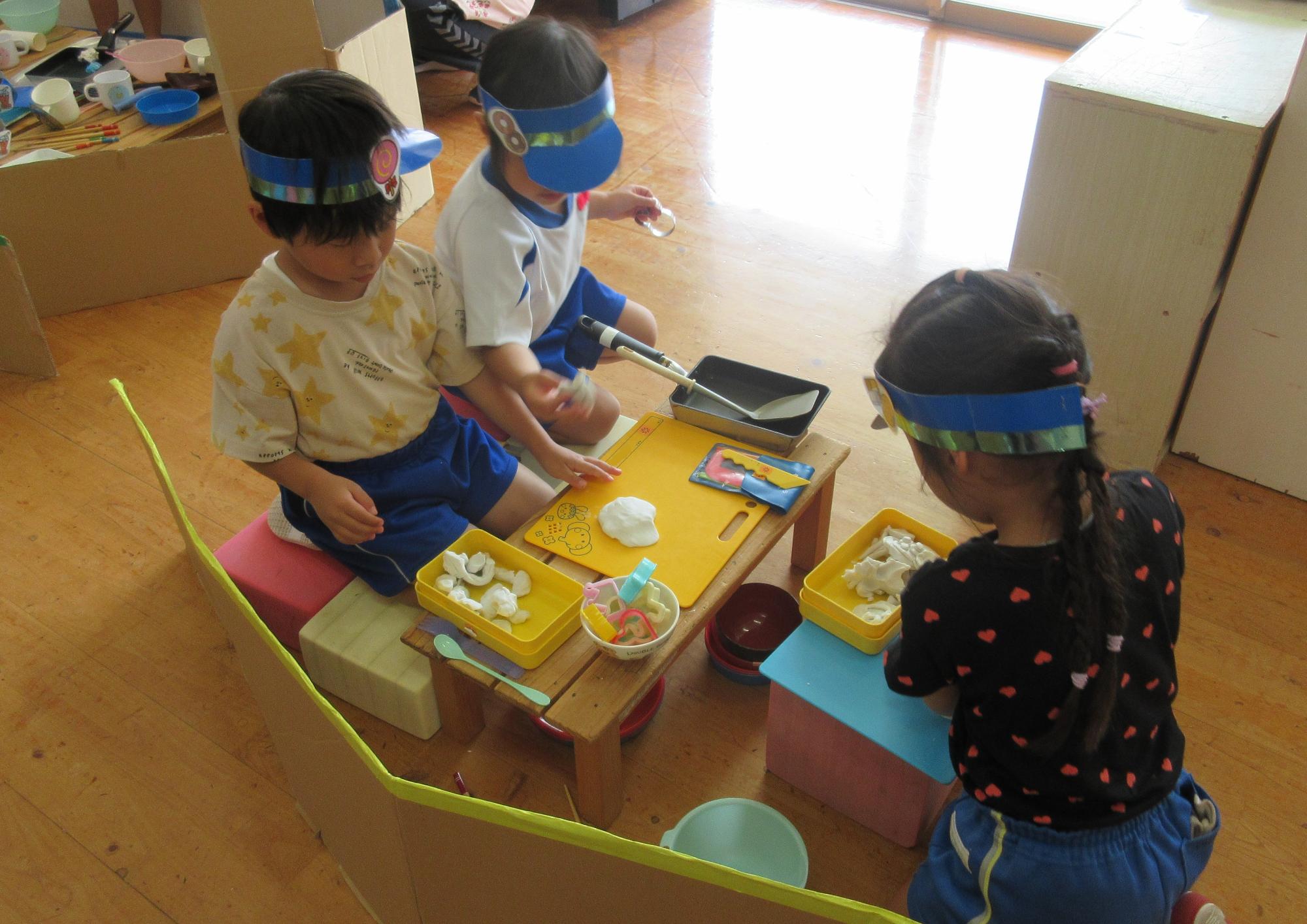 友だちのお店に入って一緒に遊んでいるところ