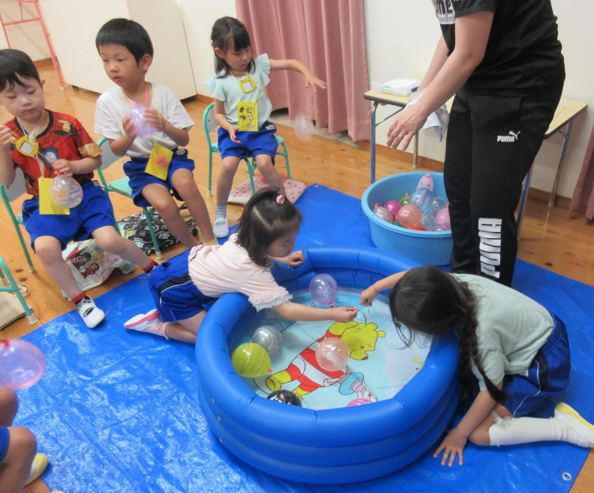 ヨーヨー釣りをしているところ