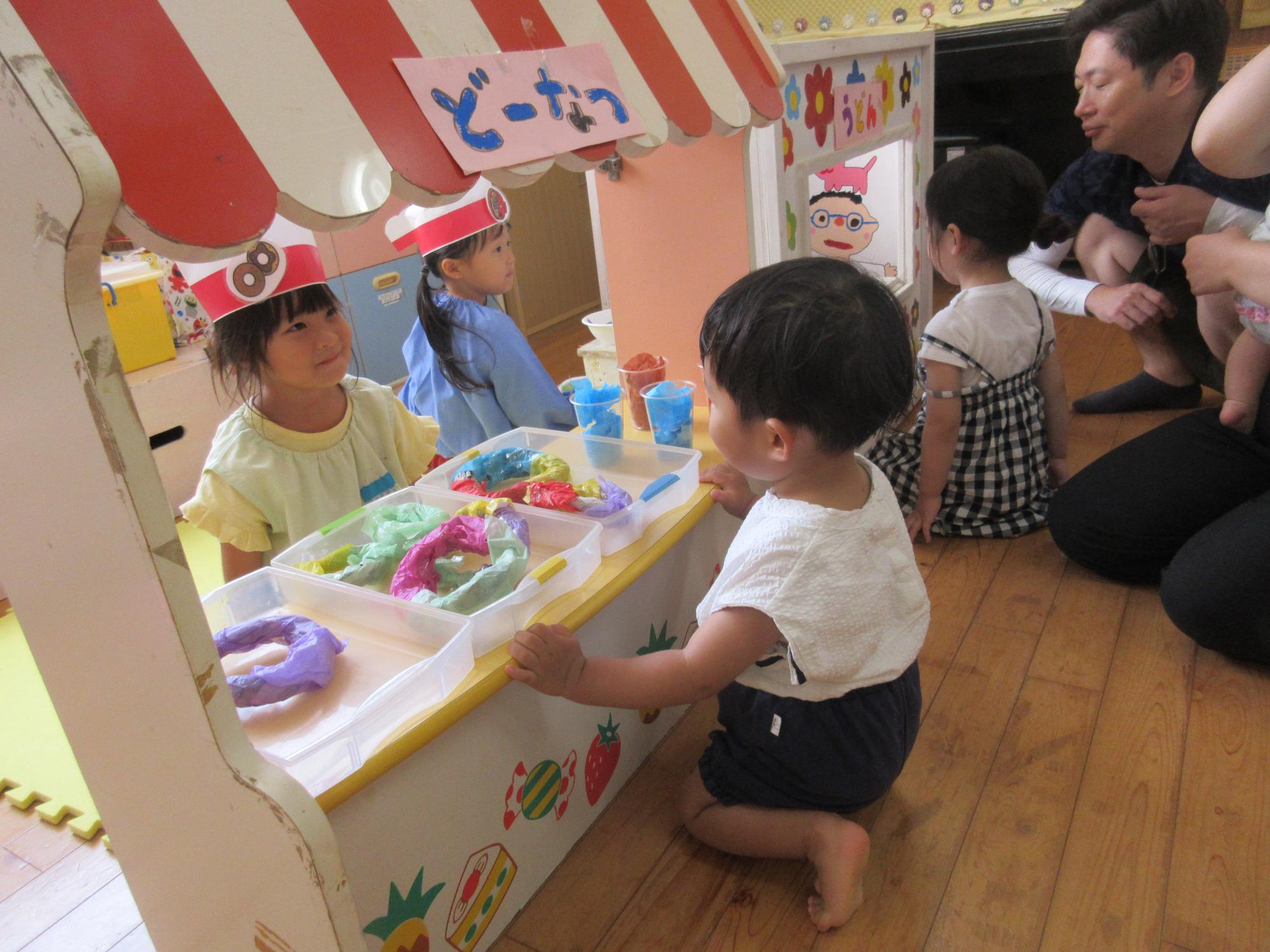 ドーナツ屋さんにおお客さんを呼んでいるところ