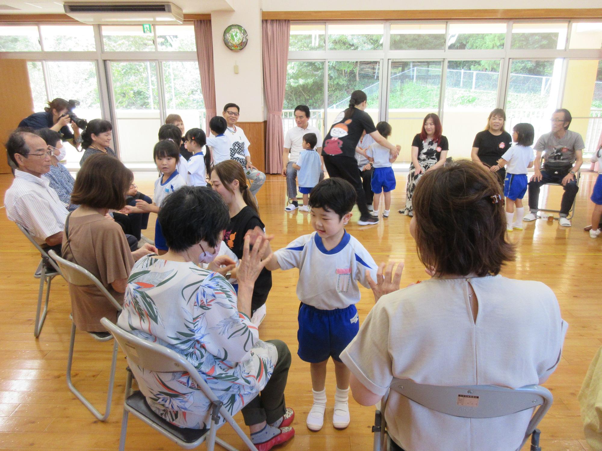 祖父母の手にタッチして触れ合っているところ