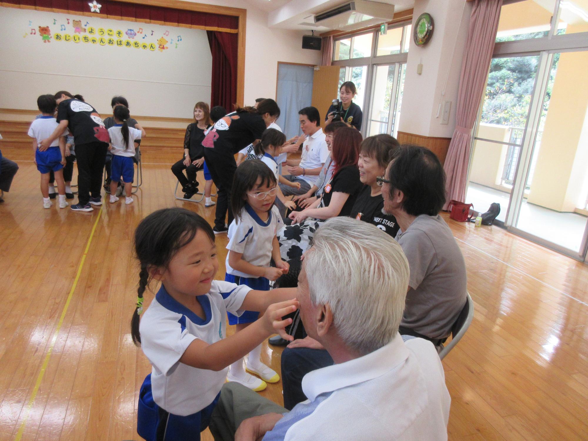 祖父母の顔をマッサージしてあげているところ