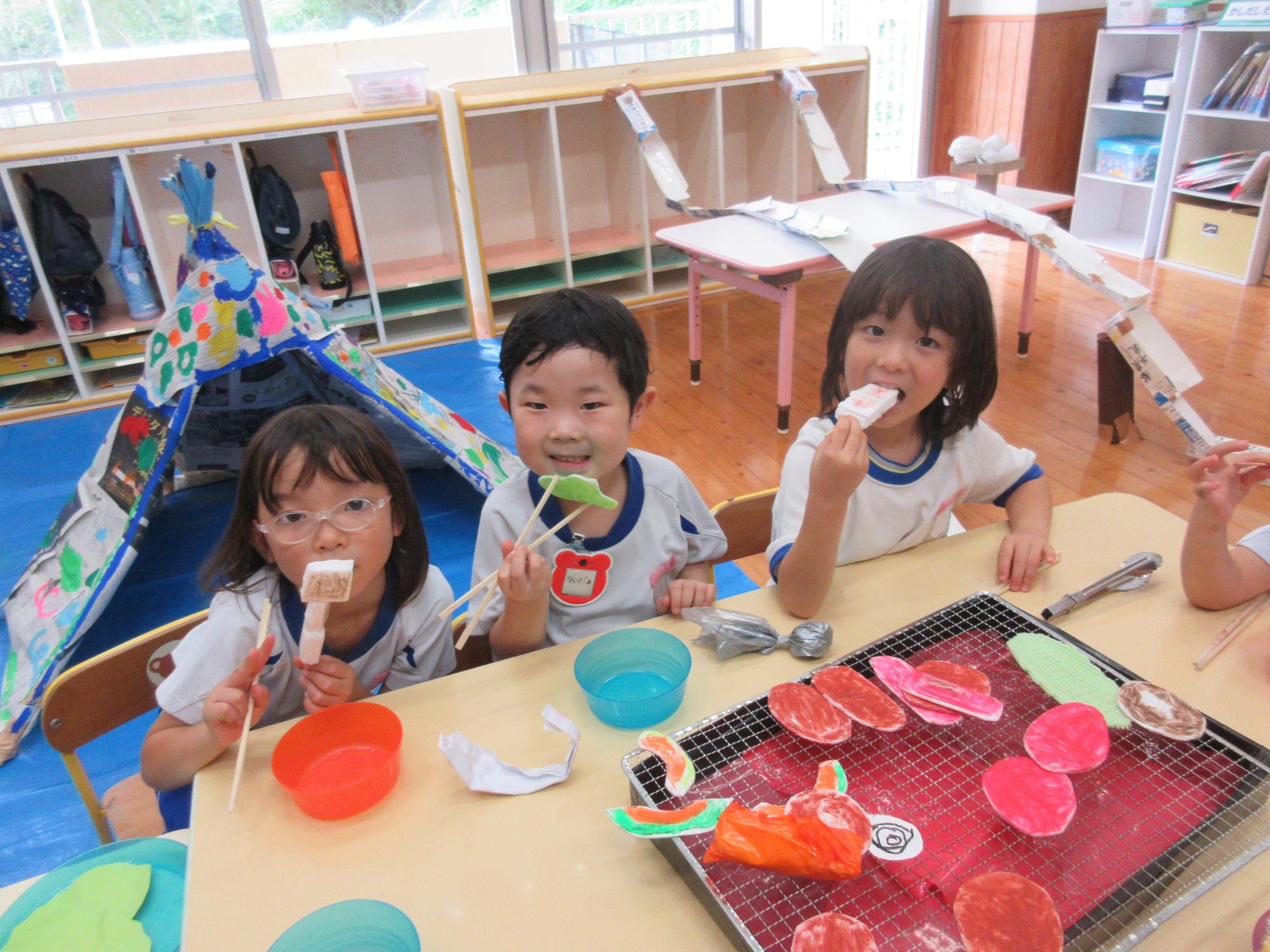 バーベキューを作って食べている様子