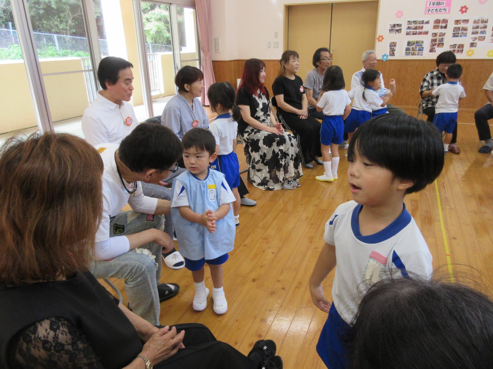 お相手になった祖父母に自己紹介をしているところ