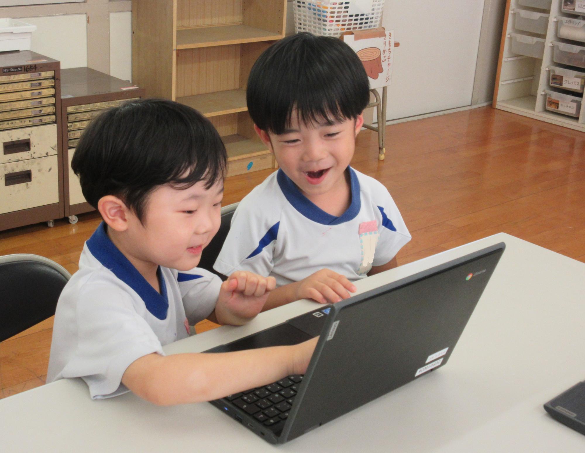 友達と一緒にタブレットゲームに挑戦しているところ