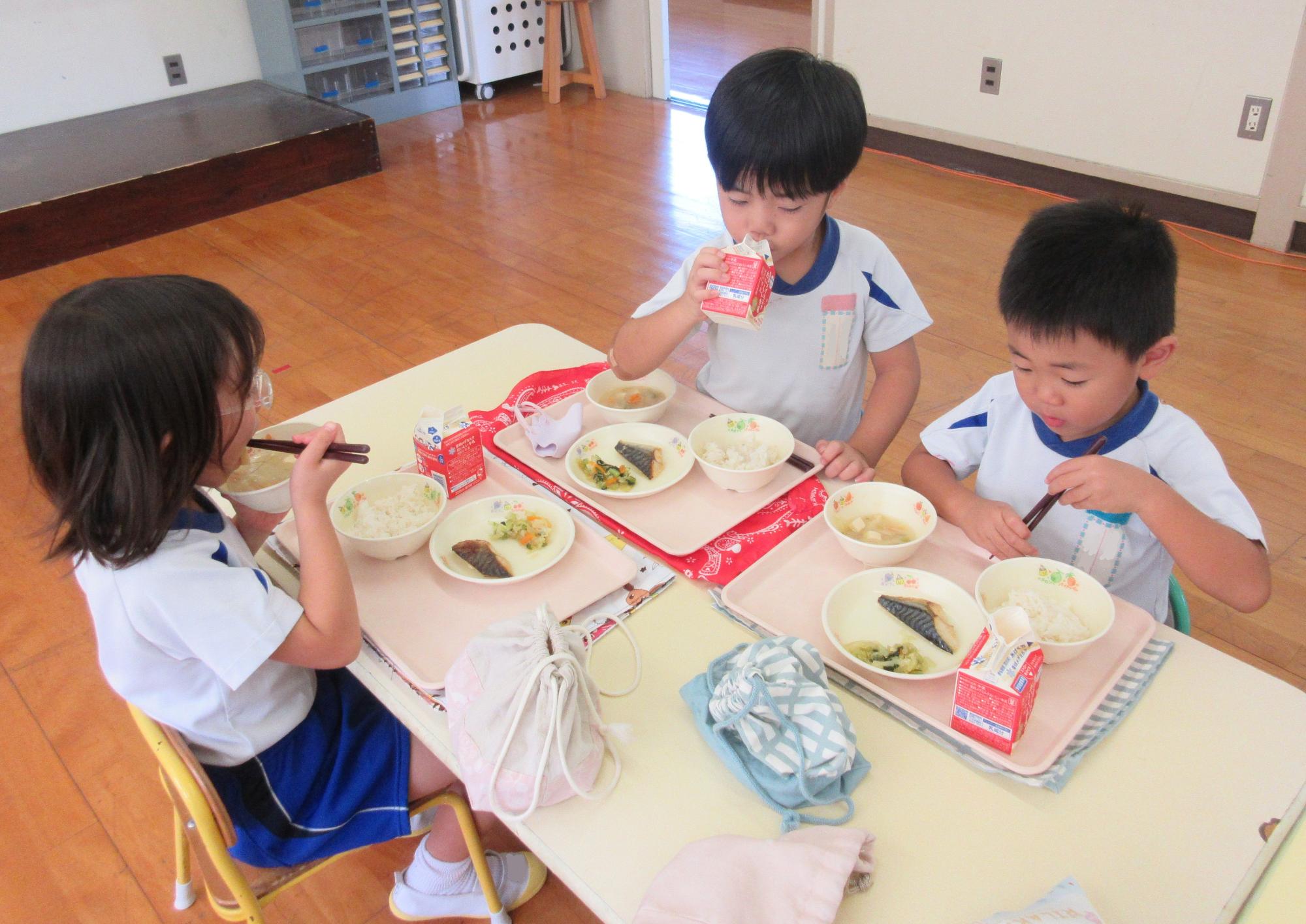 お箸を使って食べているところ