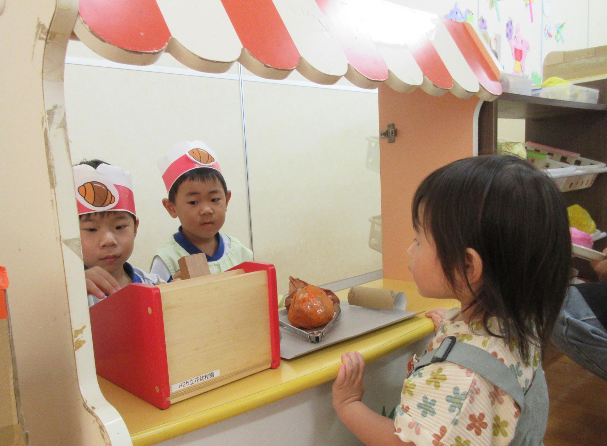 パン屋さんをしているところ