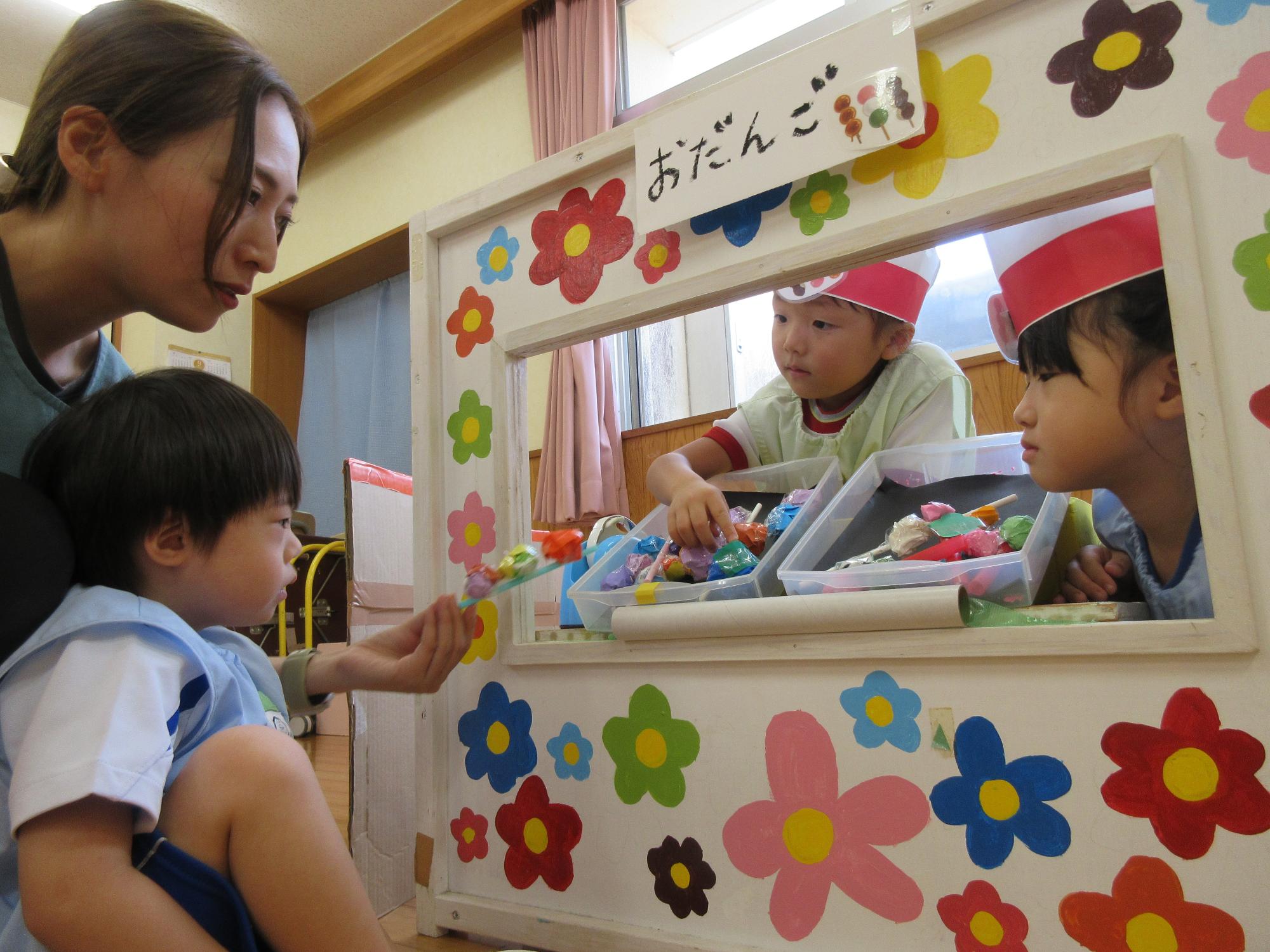 お団子屋さんをしている年中児