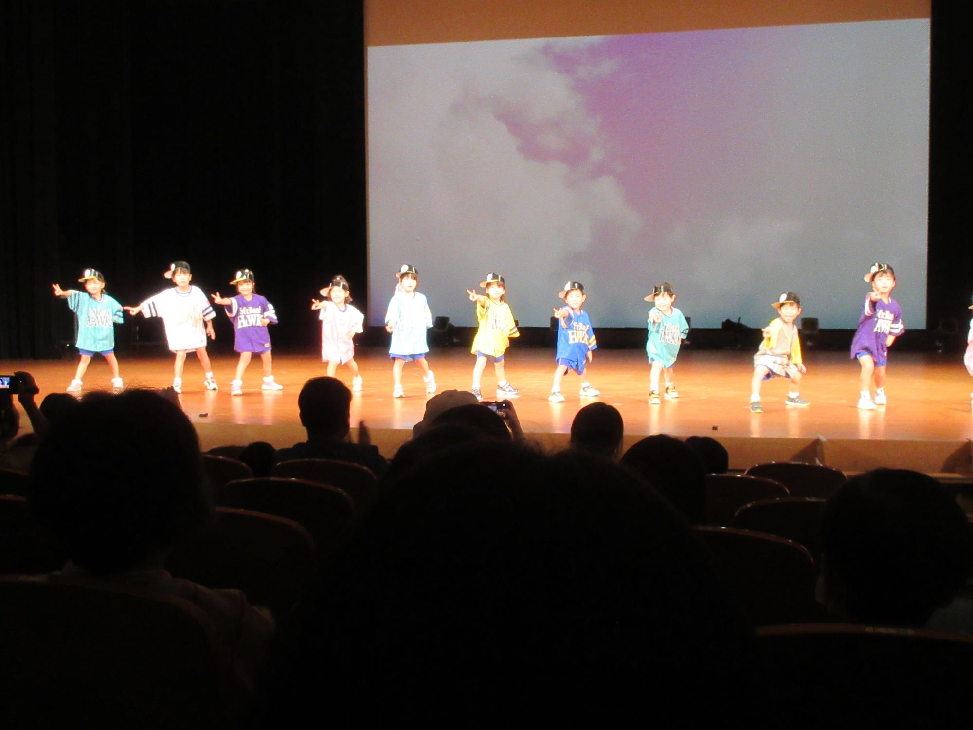 そぴあしんぐうのステージでホークス体操を踊っているところ