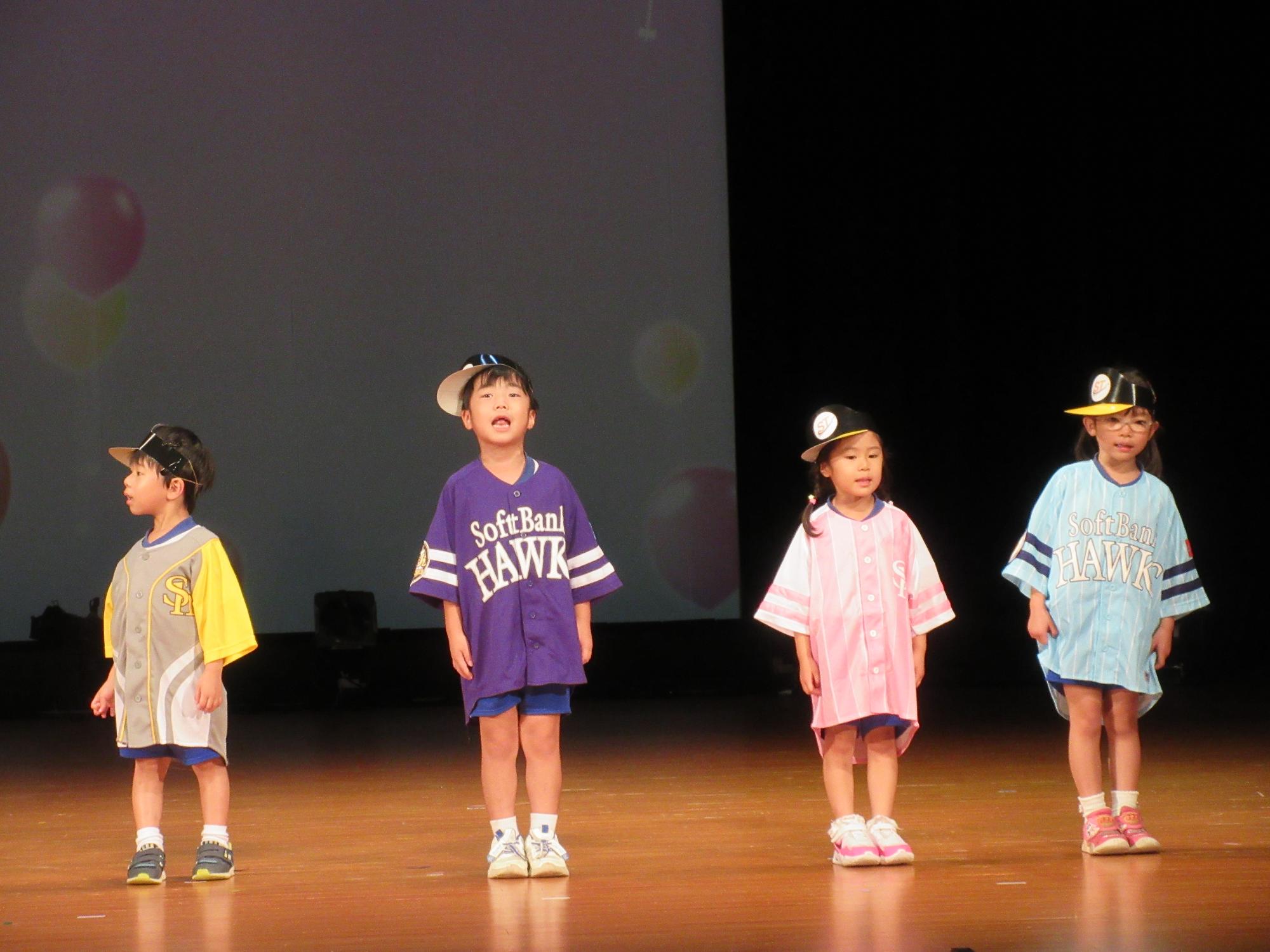大きな声で園歌を歌っているところ