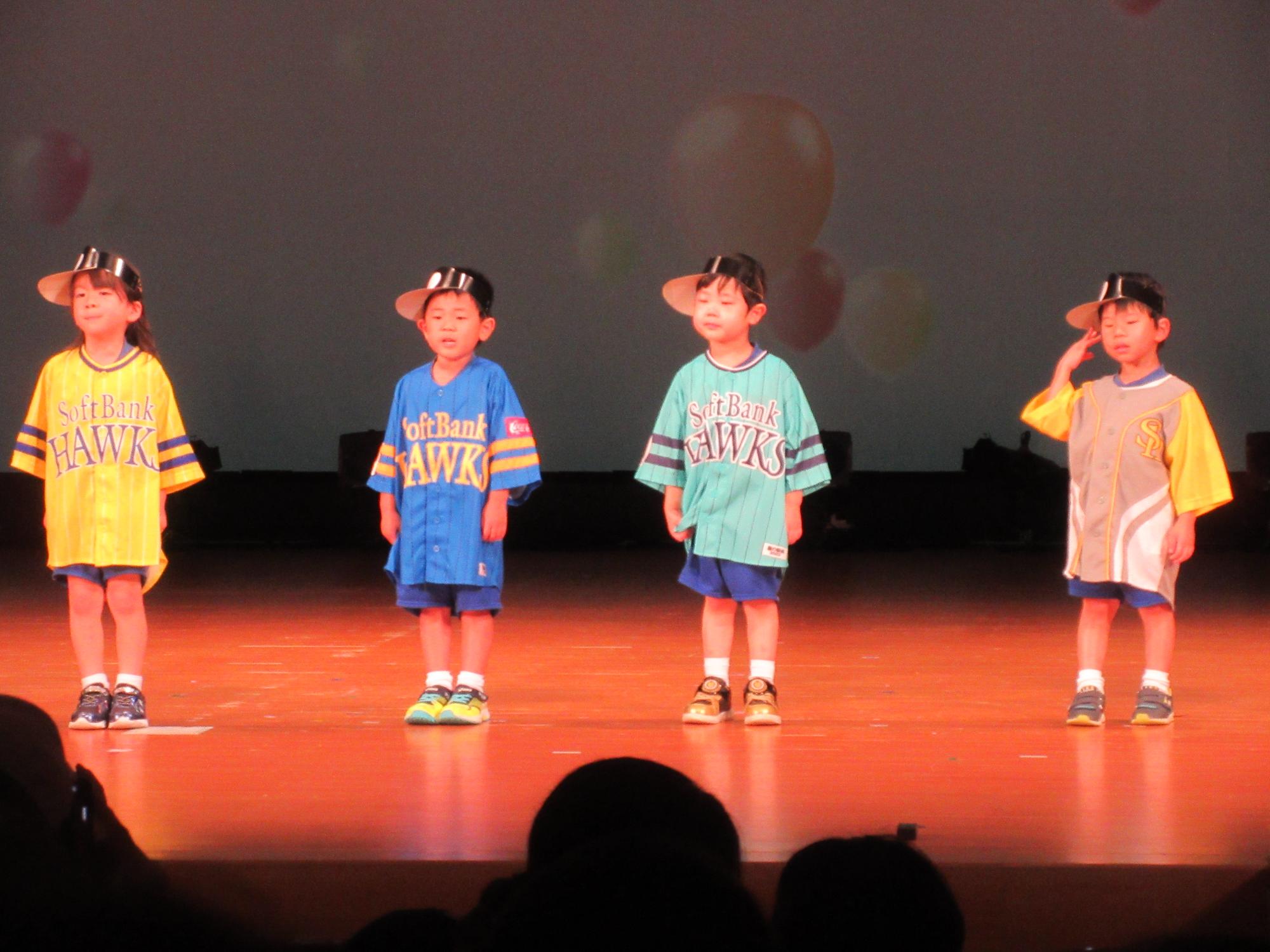 歌い終わって拍手をもらっているところ