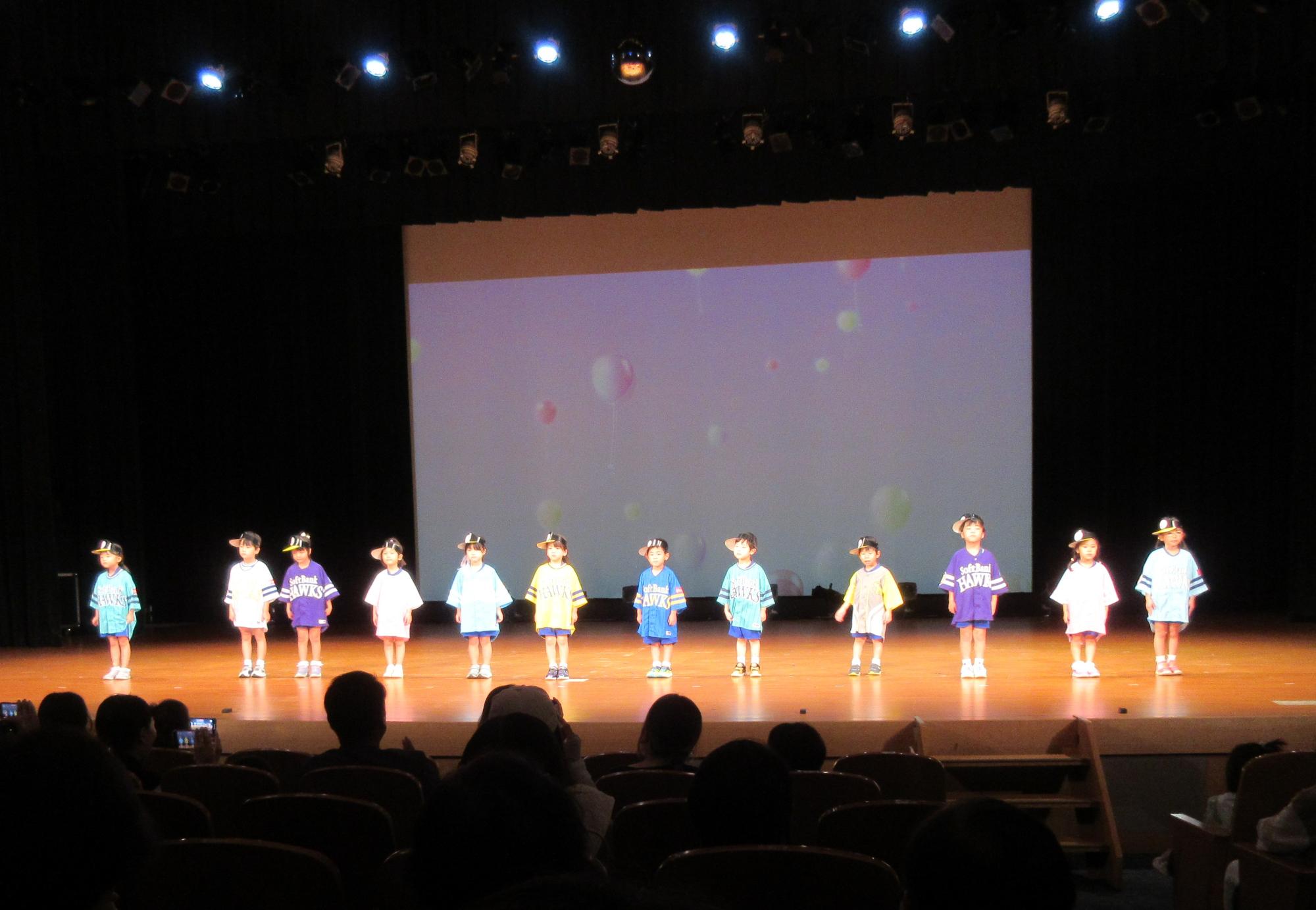 そぴあしんぐうのステージで歌っているところ