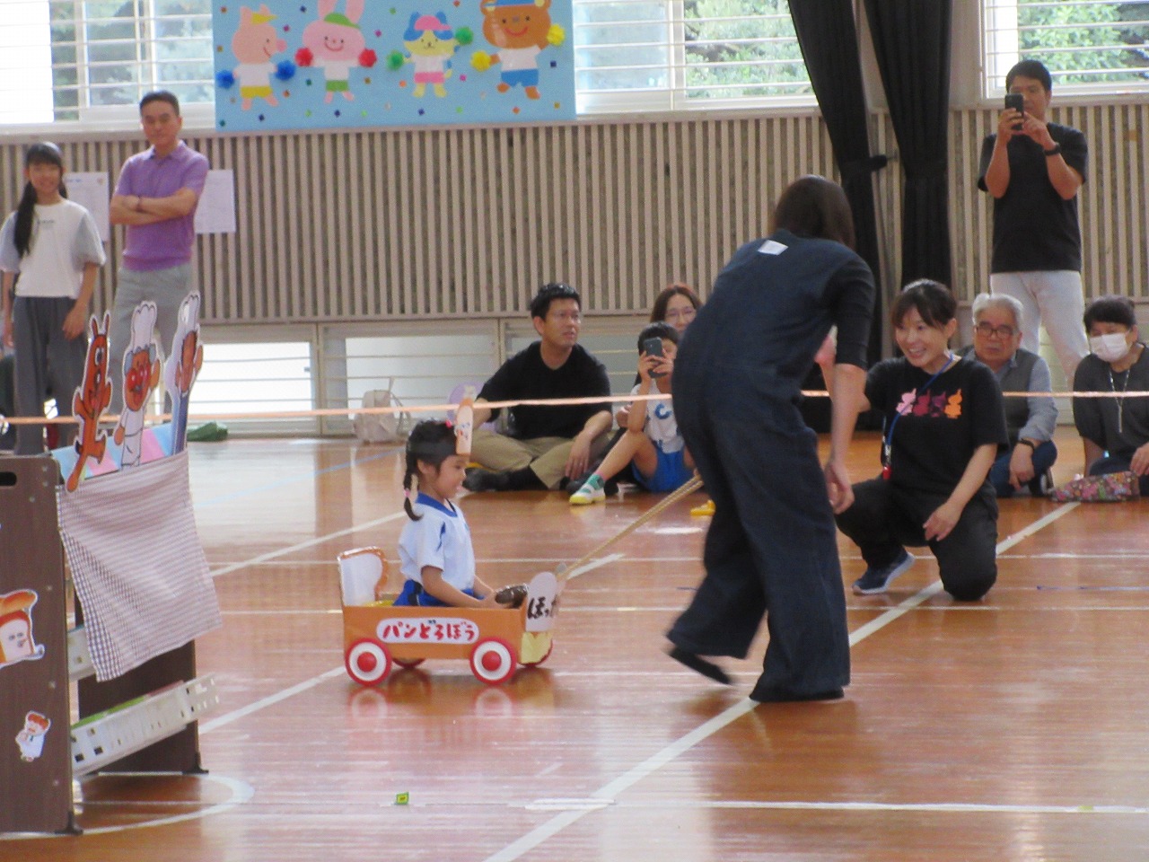 カートに乗って散歩しているところ