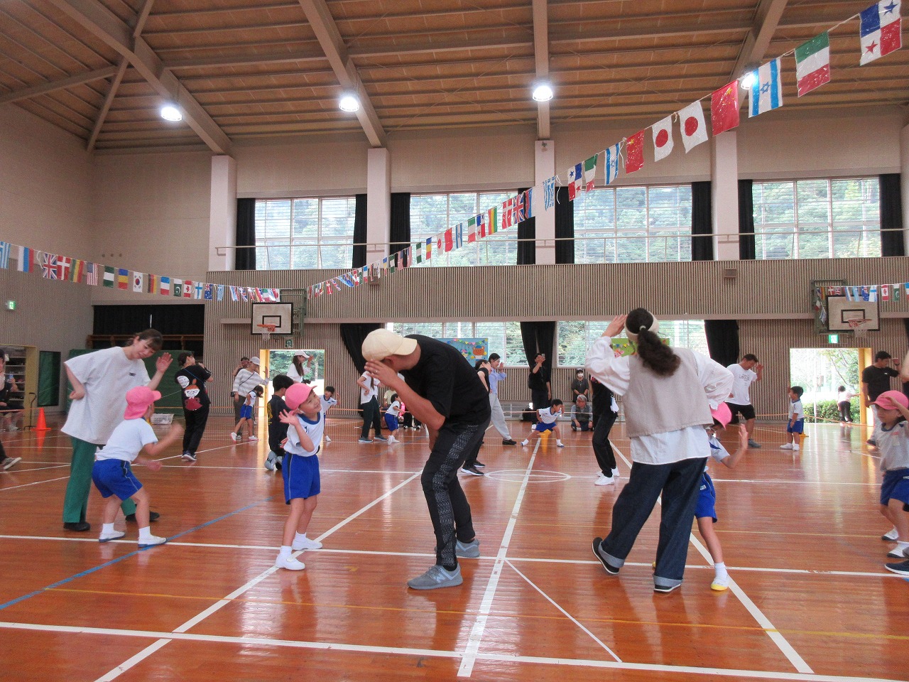 お家の人と一緒に踊っているところ