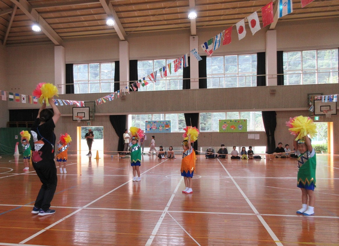 一列になって踊っているところ