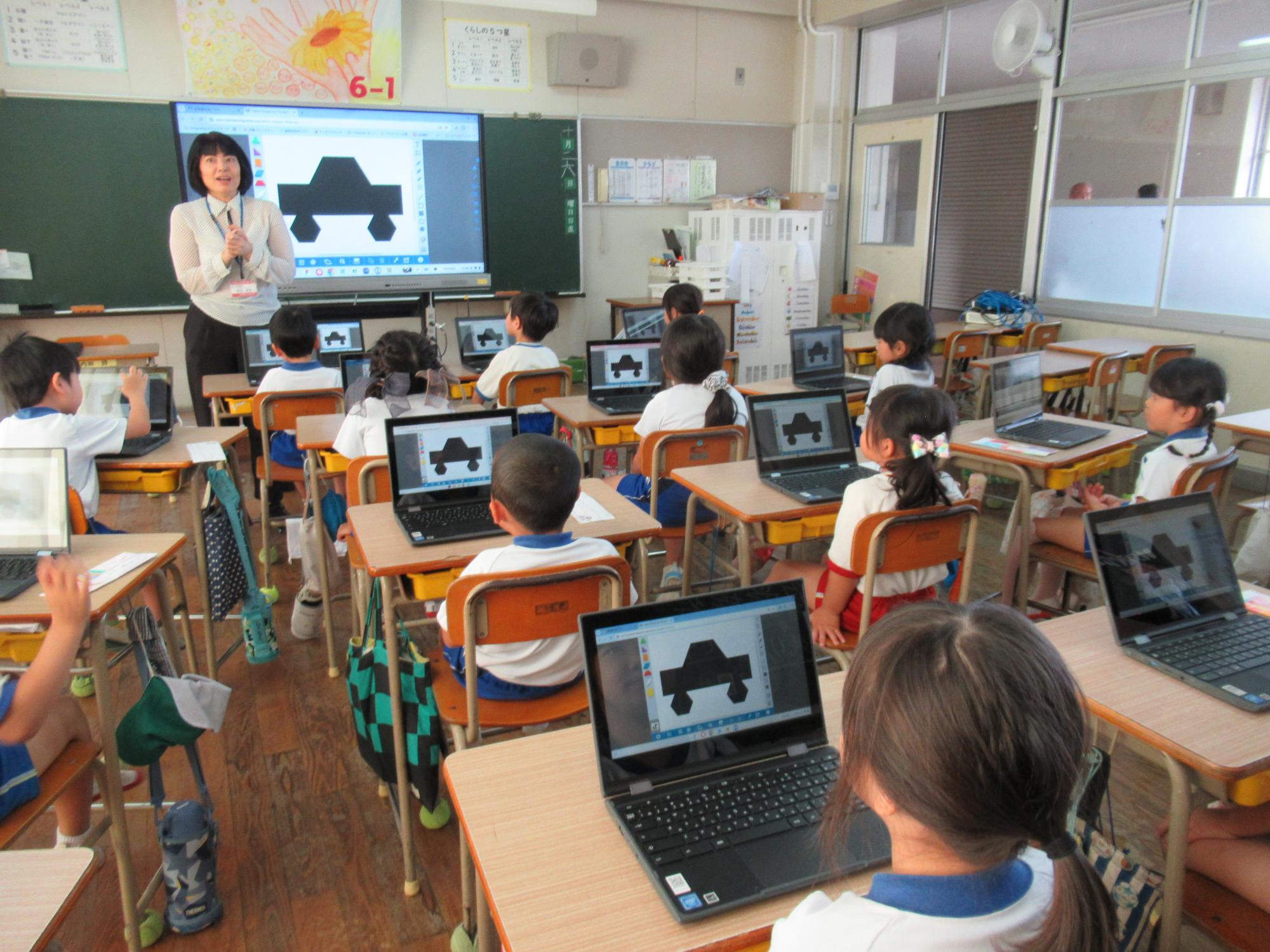 タブレットを使って形遊びをする年長さん