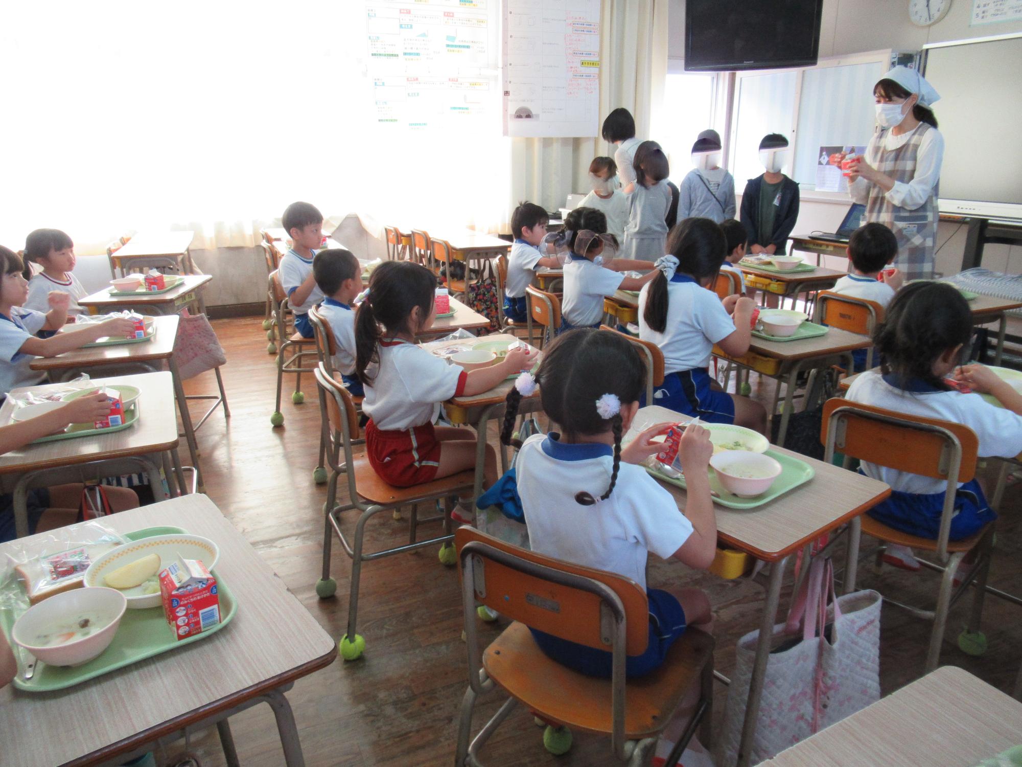 給食の先生からお話を聞いている年長さん