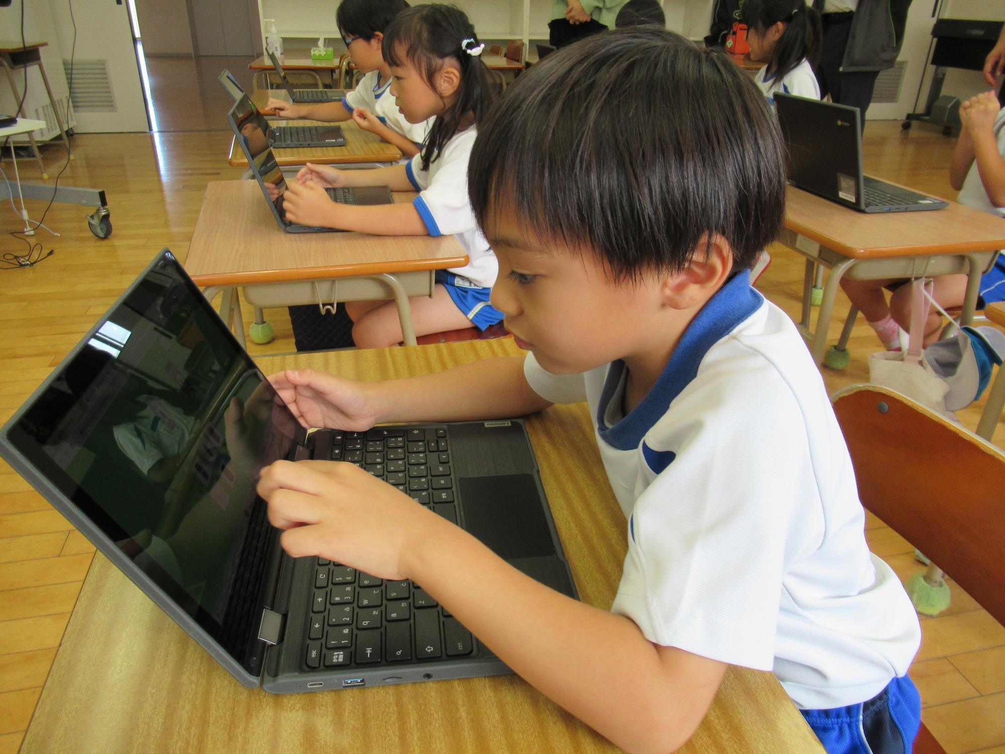 タブレットを操作している年長さん
