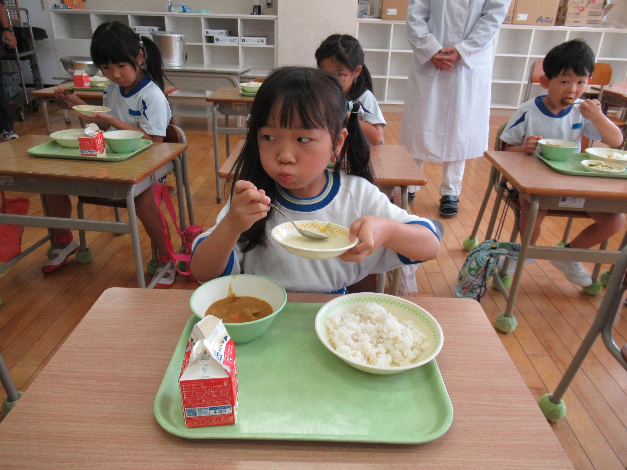 給食をおいしそうに食べる年長さん
