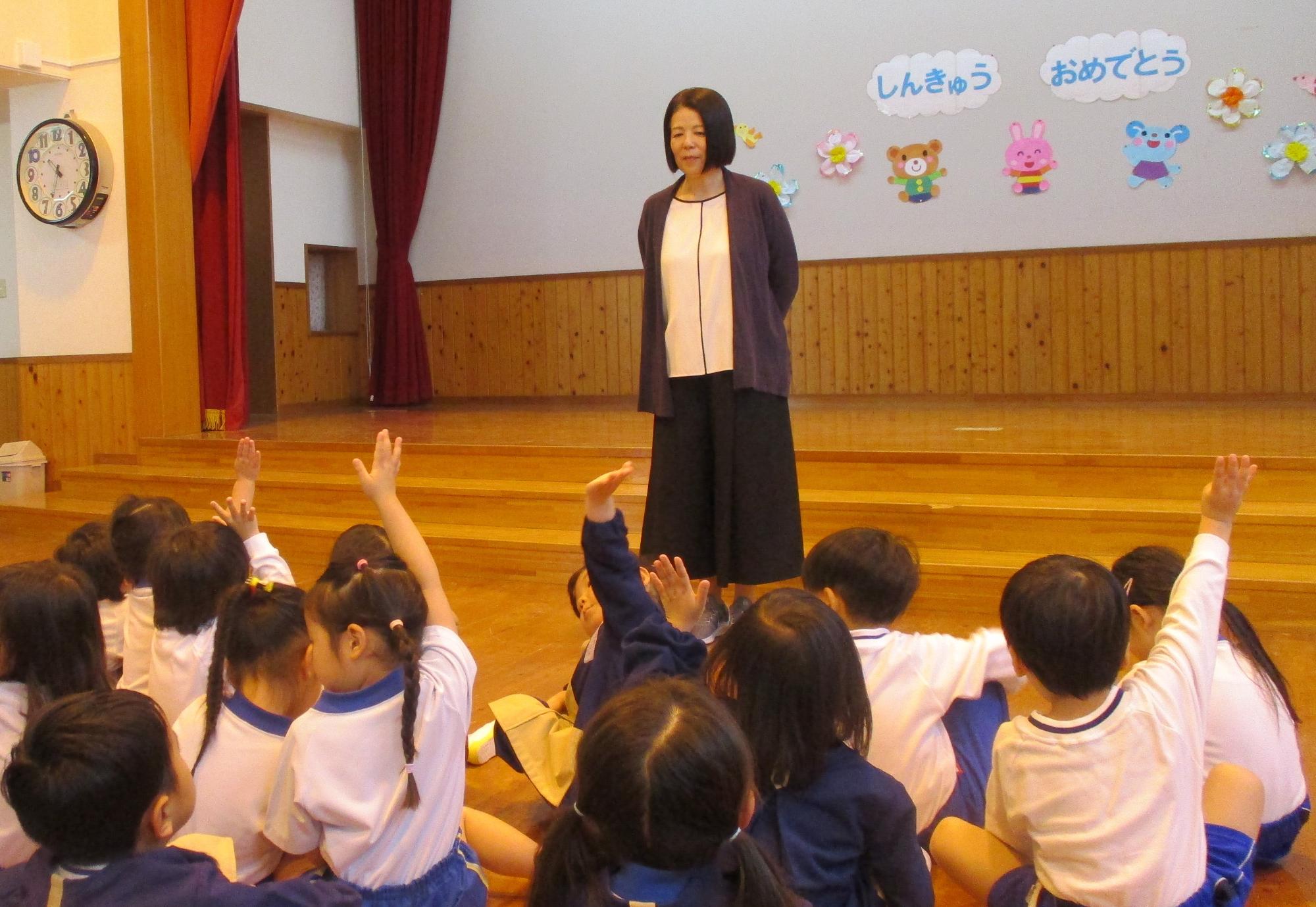 始業式で園長先生からお話を聞く子ども達