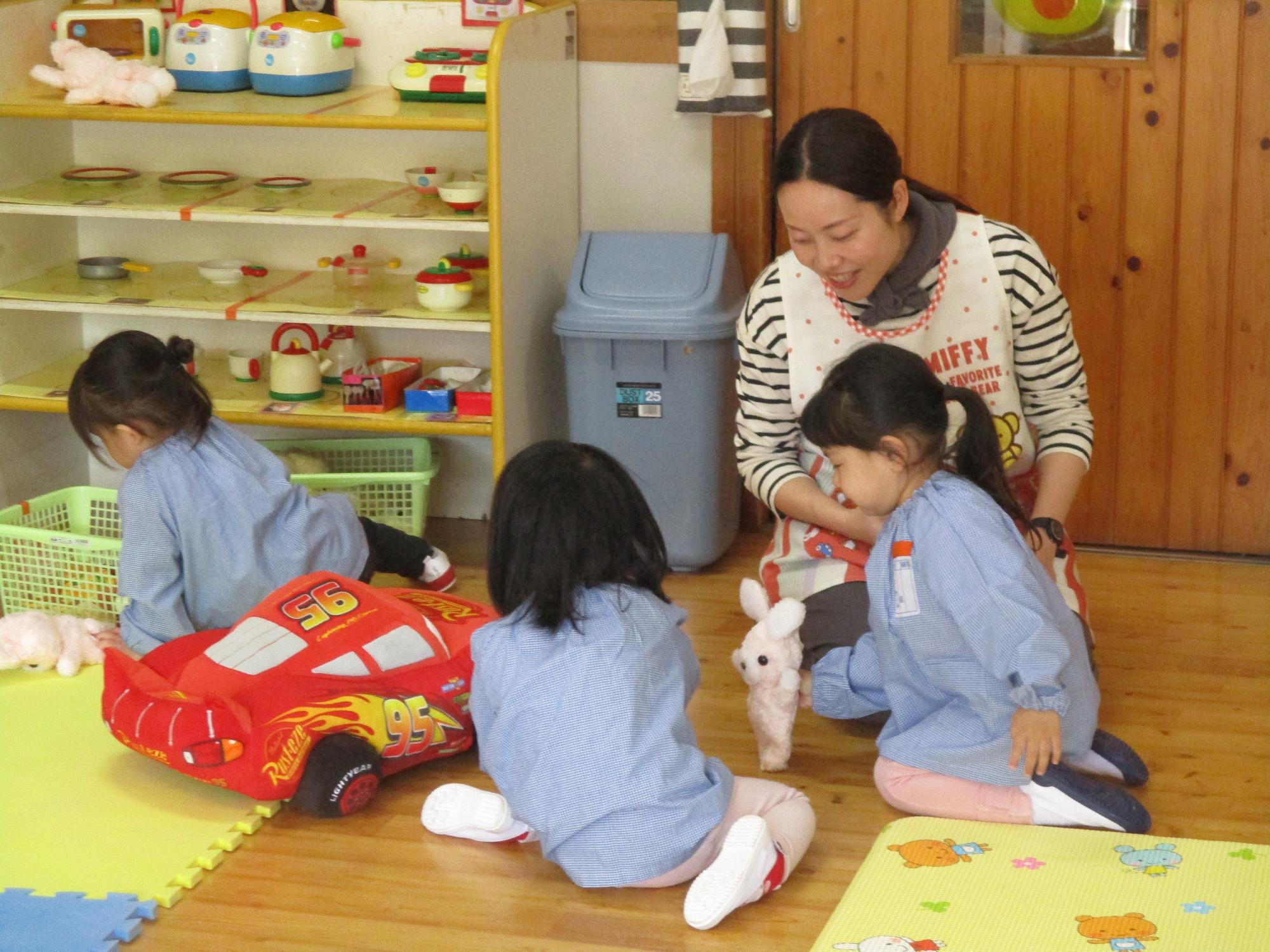 保育室で担任の先生と一緒に遊ぶ年少さん