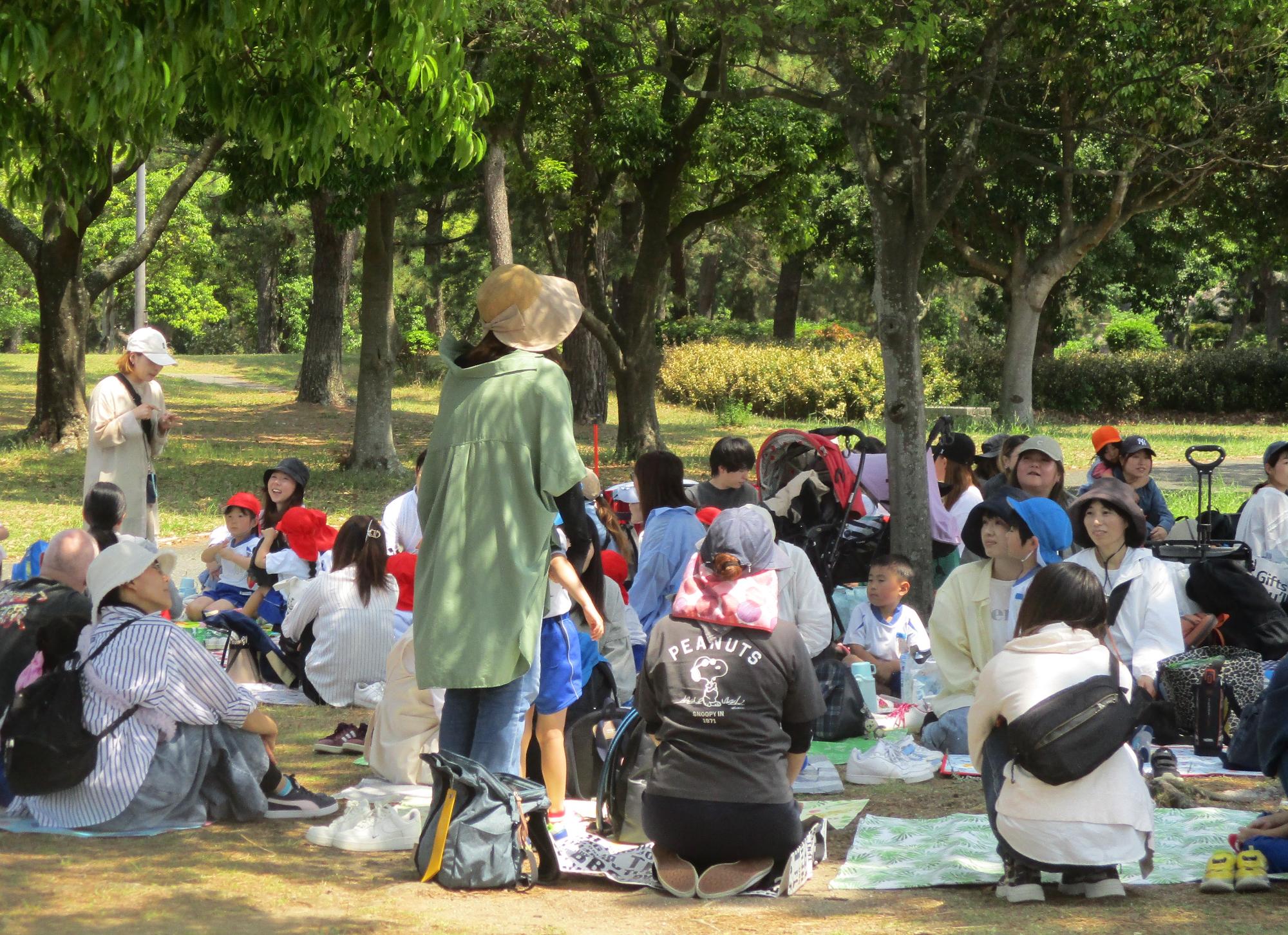 お弁当の前に親子で自己紹介をする年長さん