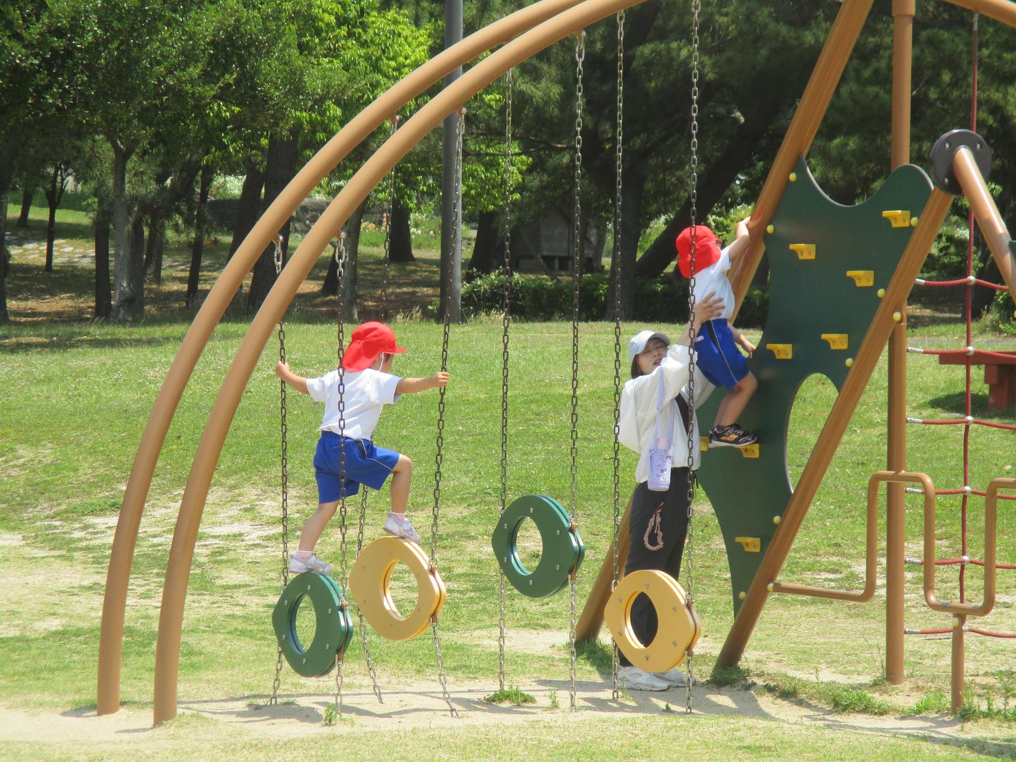 幼稚園にはない遊具に挑戦する年中さん