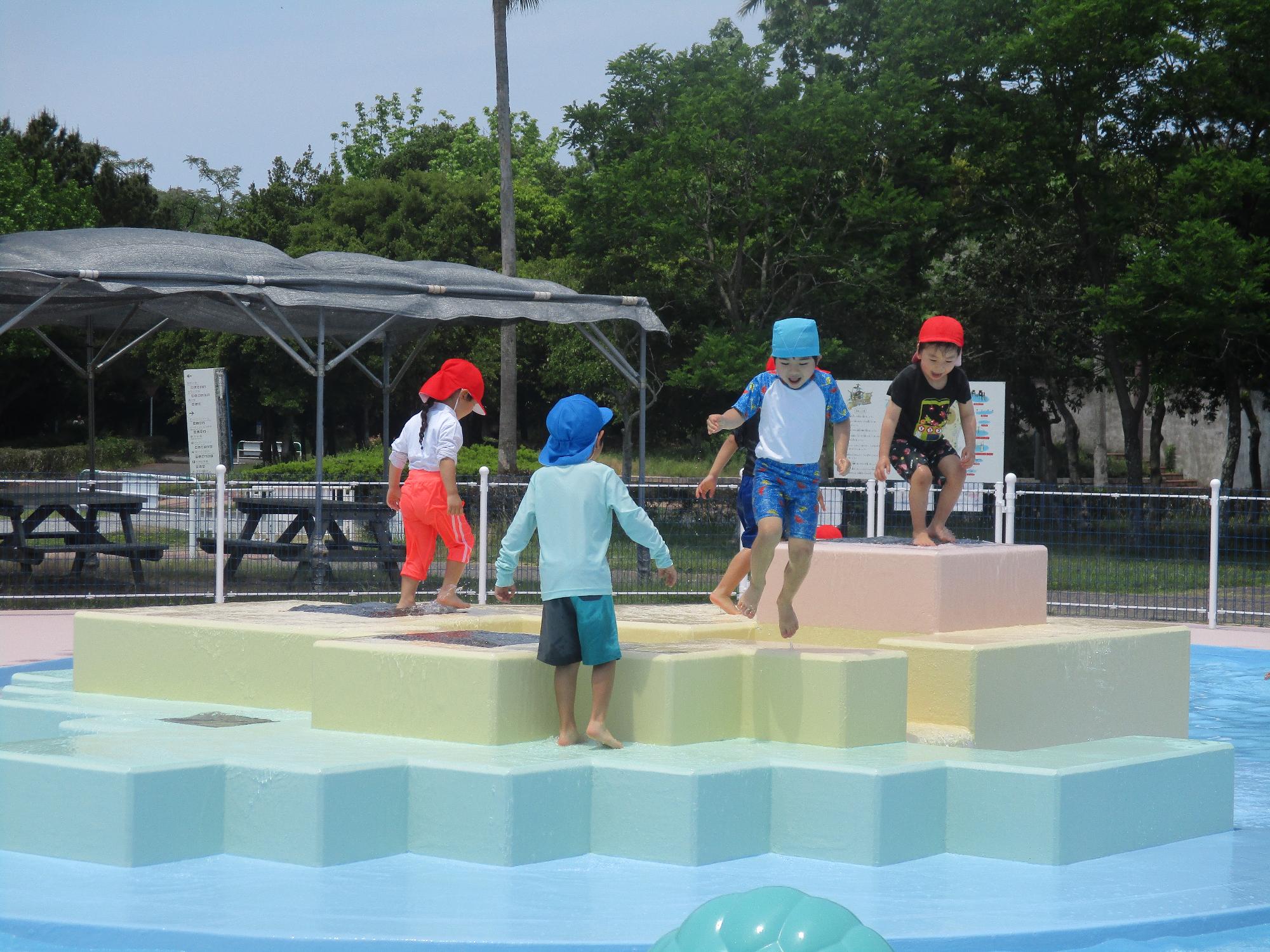 じゃぶじゃぶ池で水遊びを楽しむ子供たち
