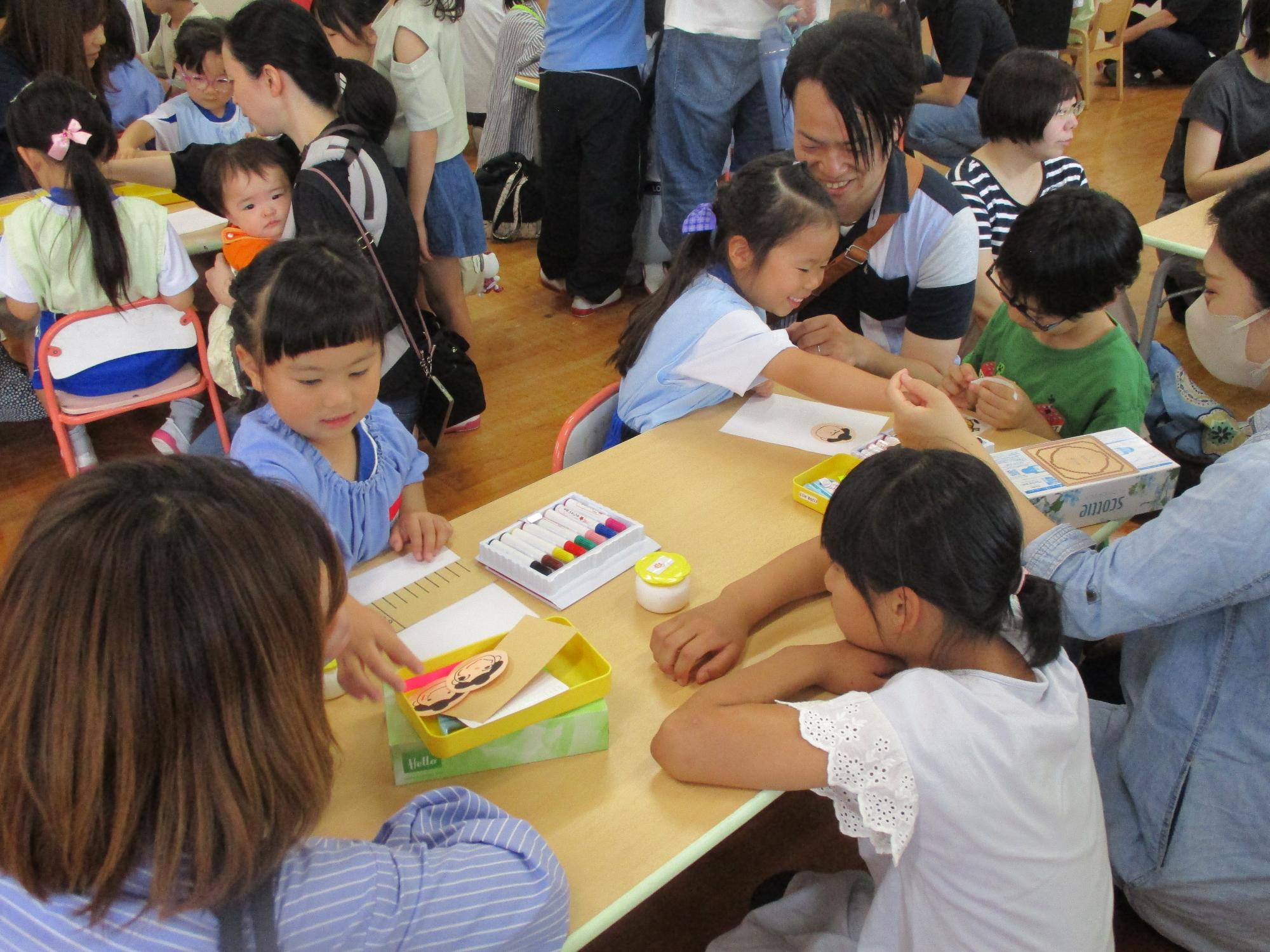 参観日に親子製作を楽しんでいる年中さん
