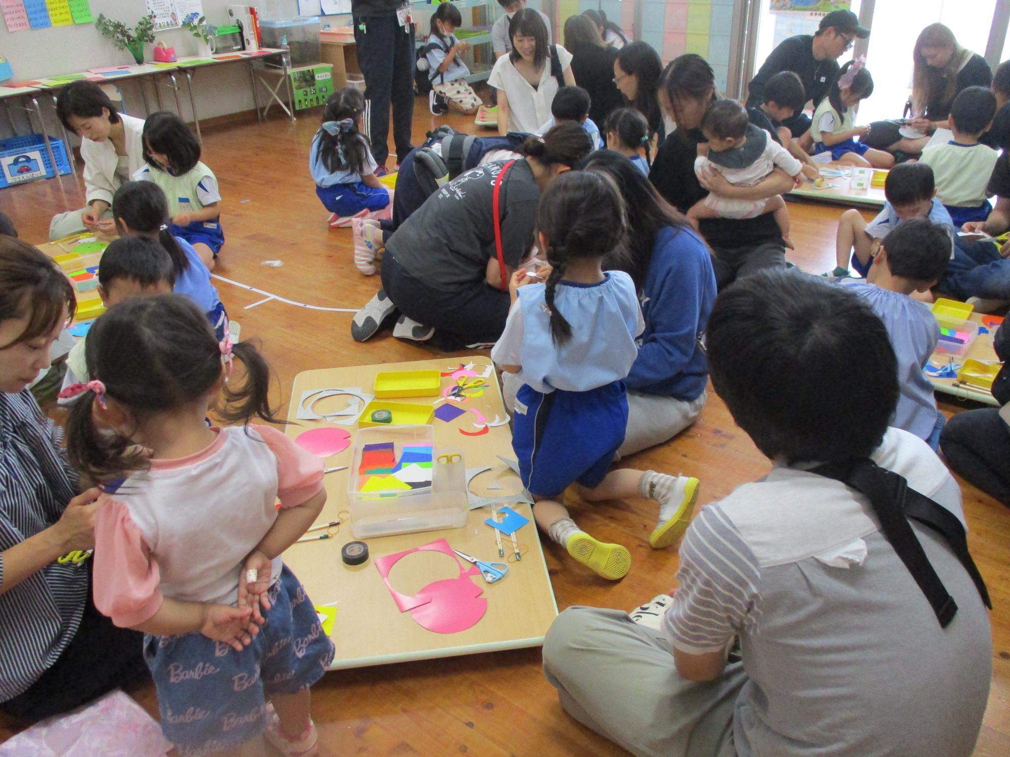 親子でブーメラン作りをする年長さん