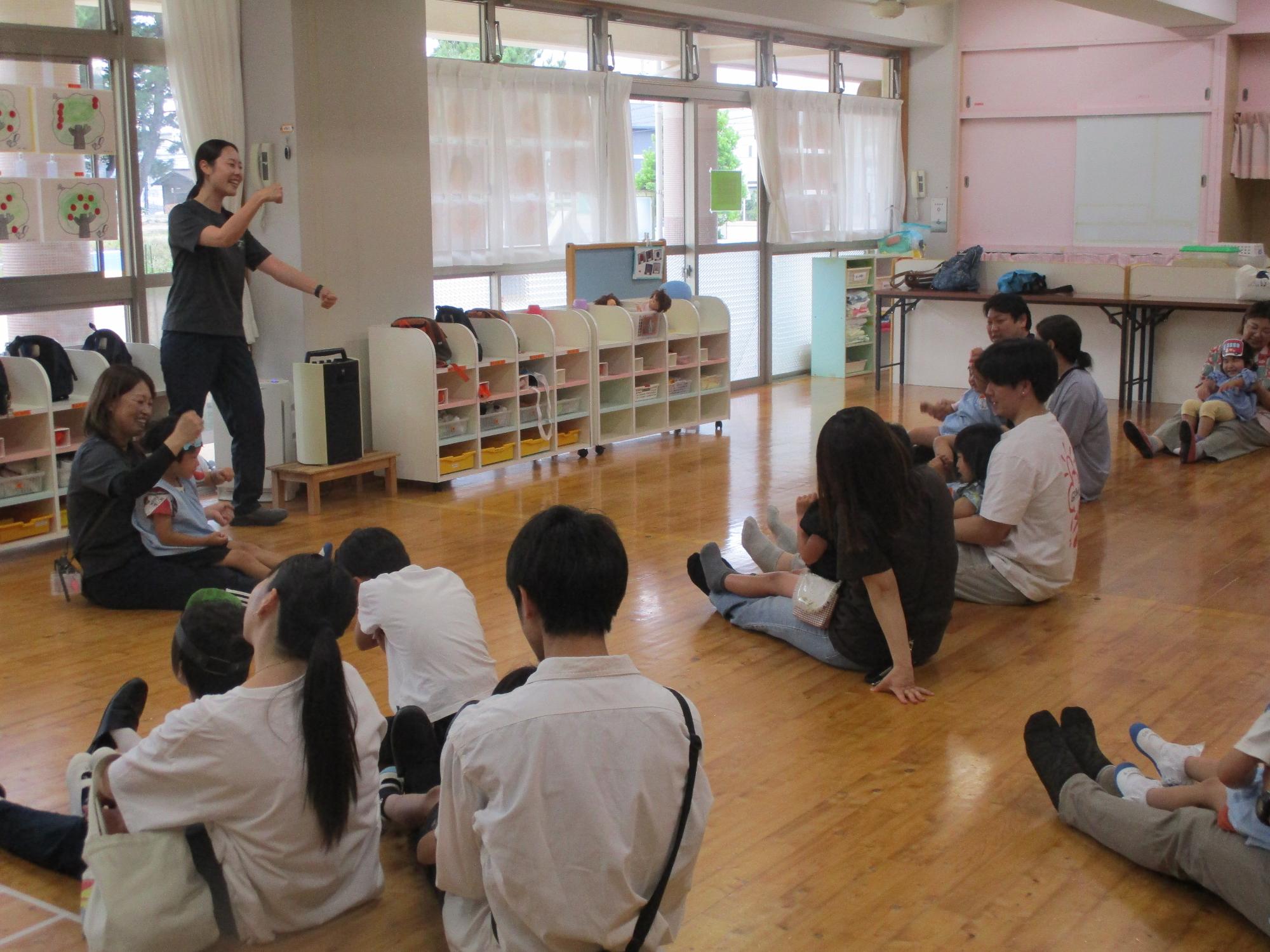 親子でふれあい遊びを楽しんでいる年少さん