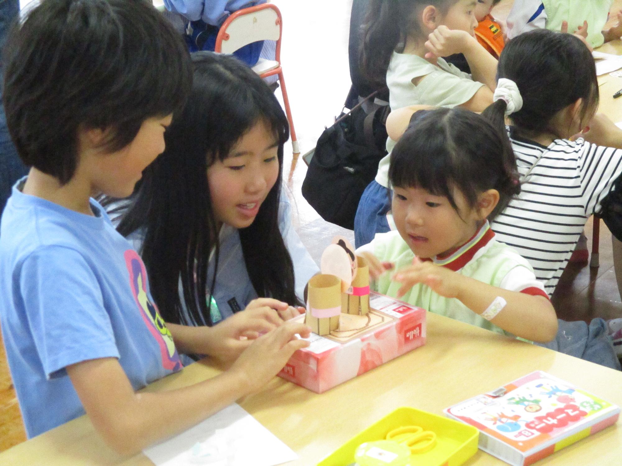 出来上がったとんとん相撲で遊んでいる年中さん