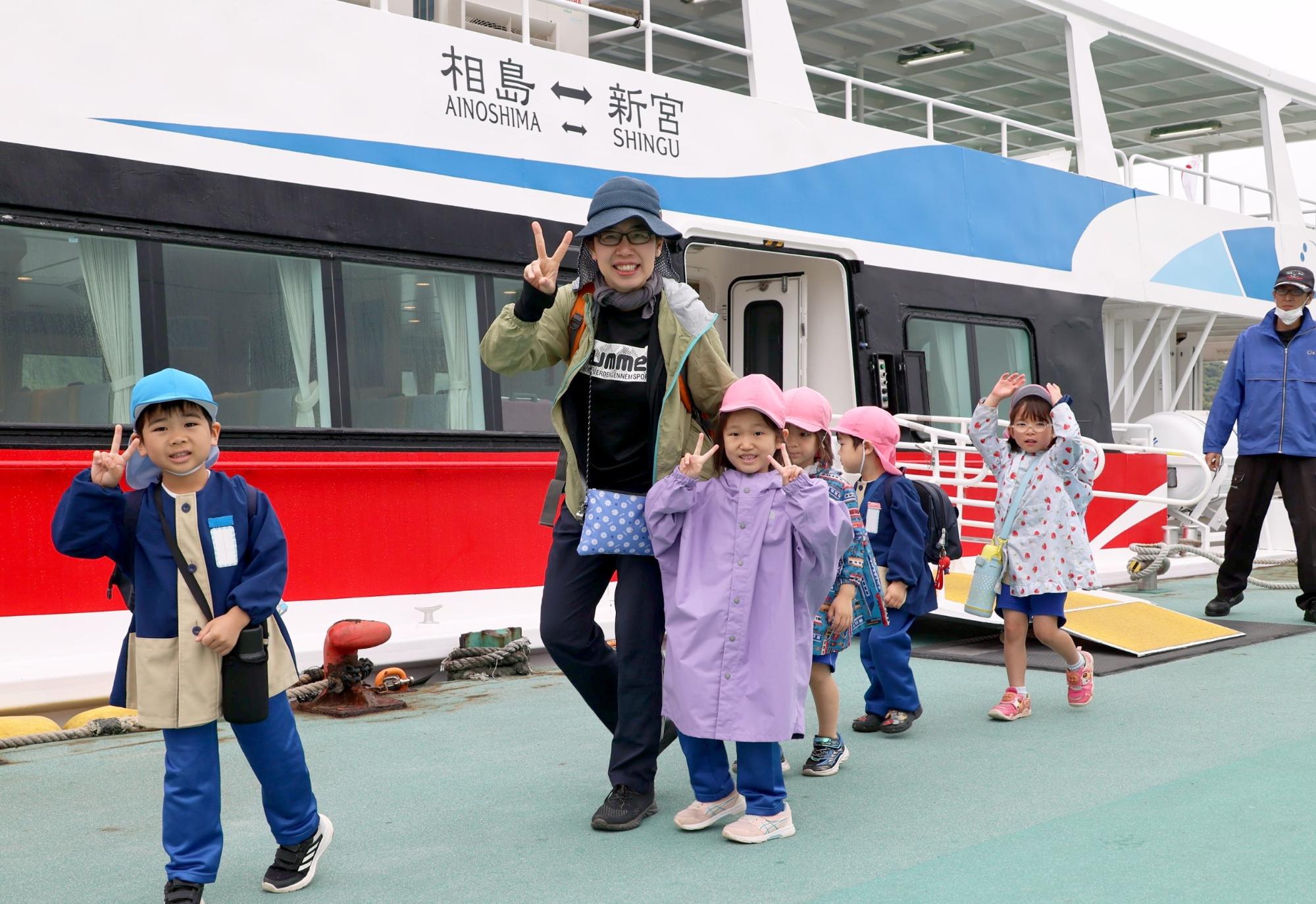相島に到着した船から降りているところ