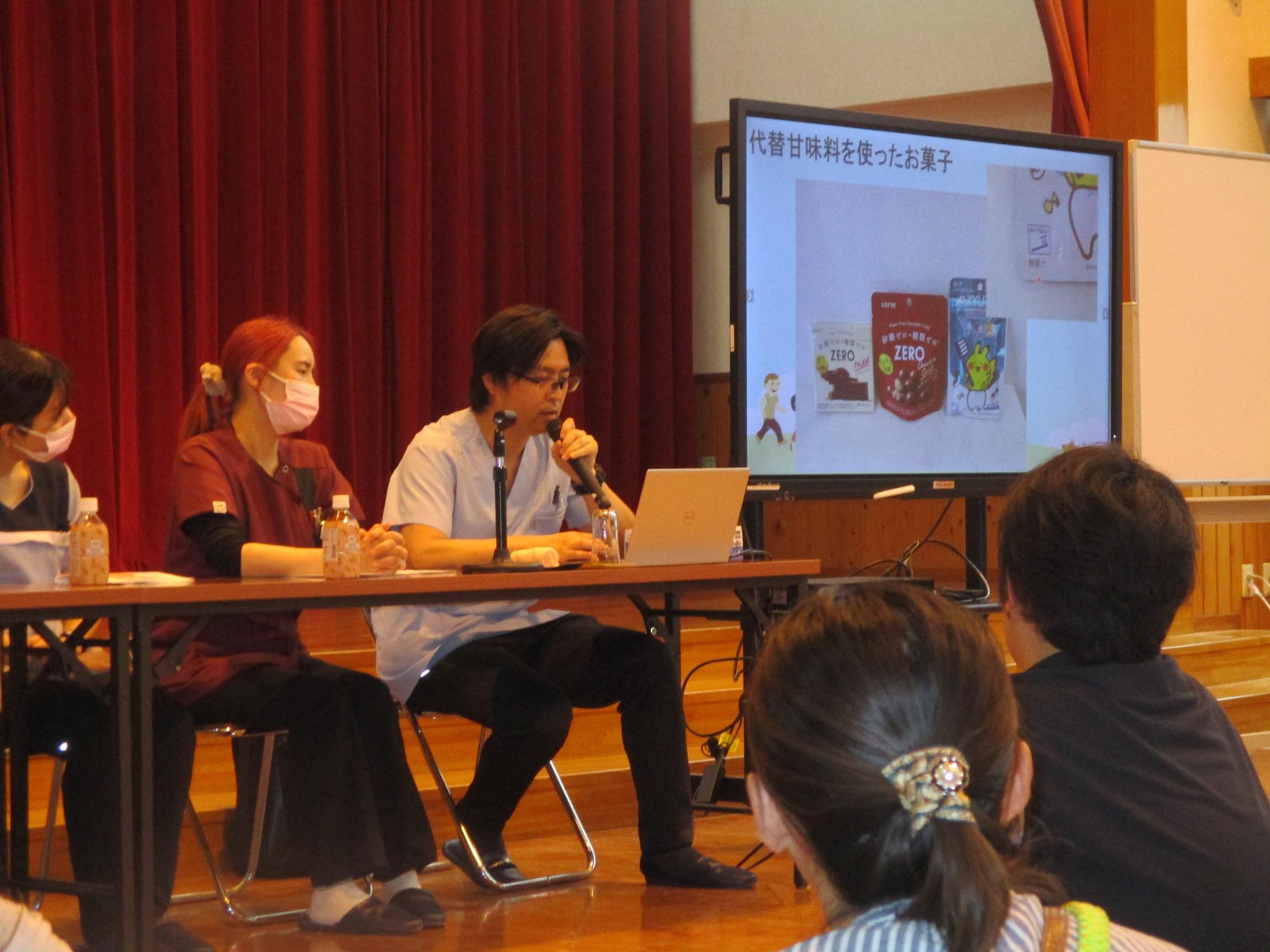 園医さんよの講話を聞いている保護者のみなさん