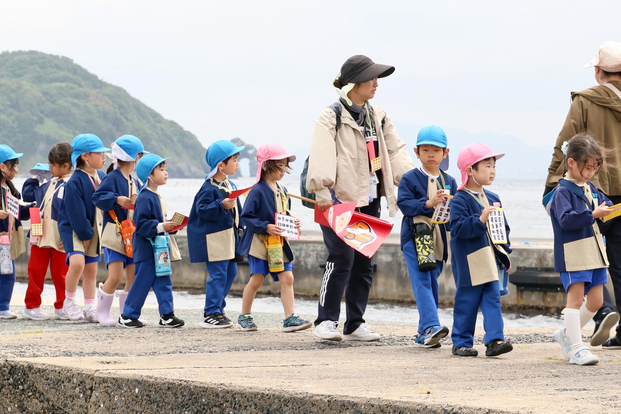 海岸沿いを散策しているところ