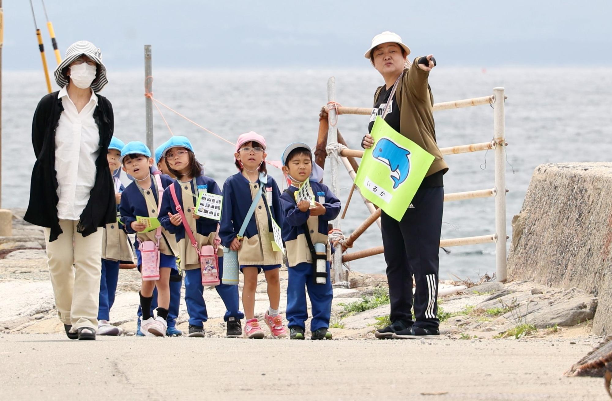 島の人に道を教えてもらっているところ