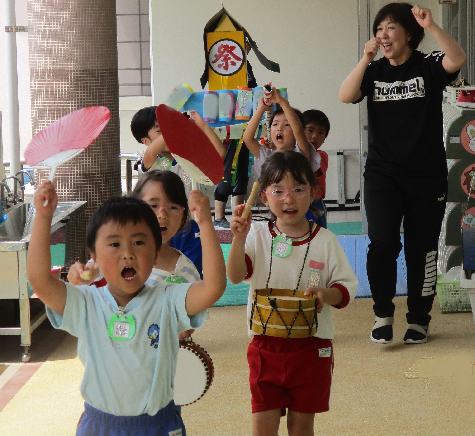 おみこしを担いで歩く年長さん