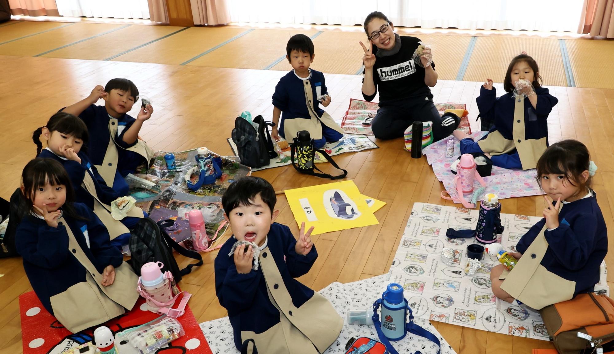 おにぎりを喜んで食べているところ