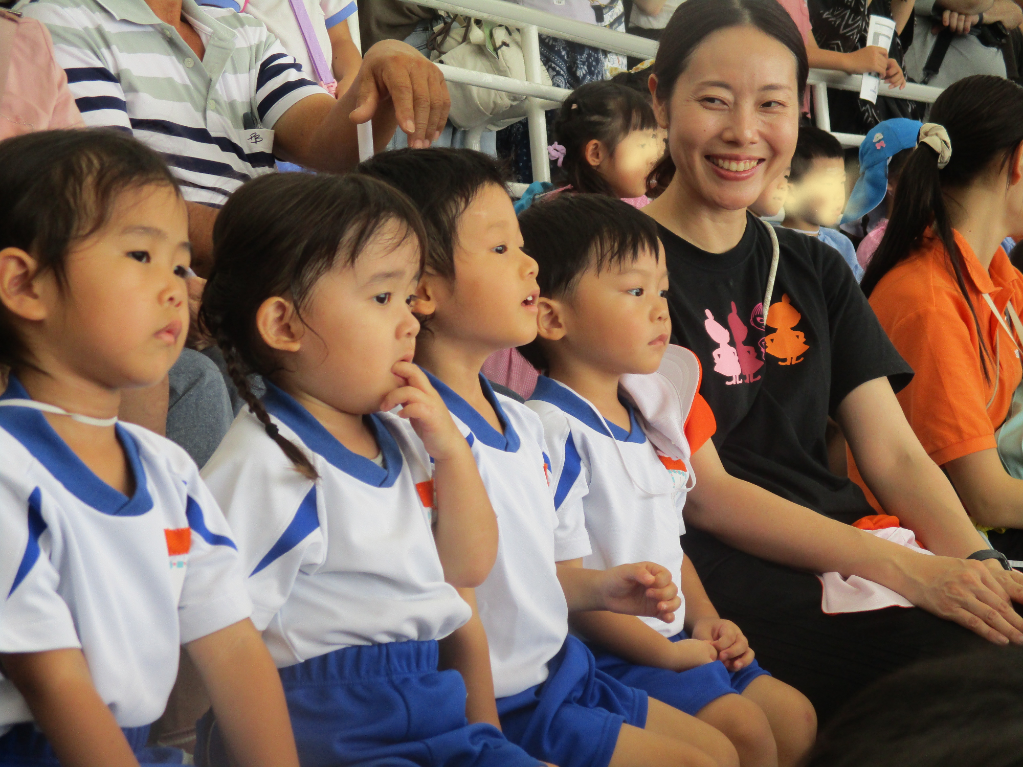 アシカショーを見ている年少さん