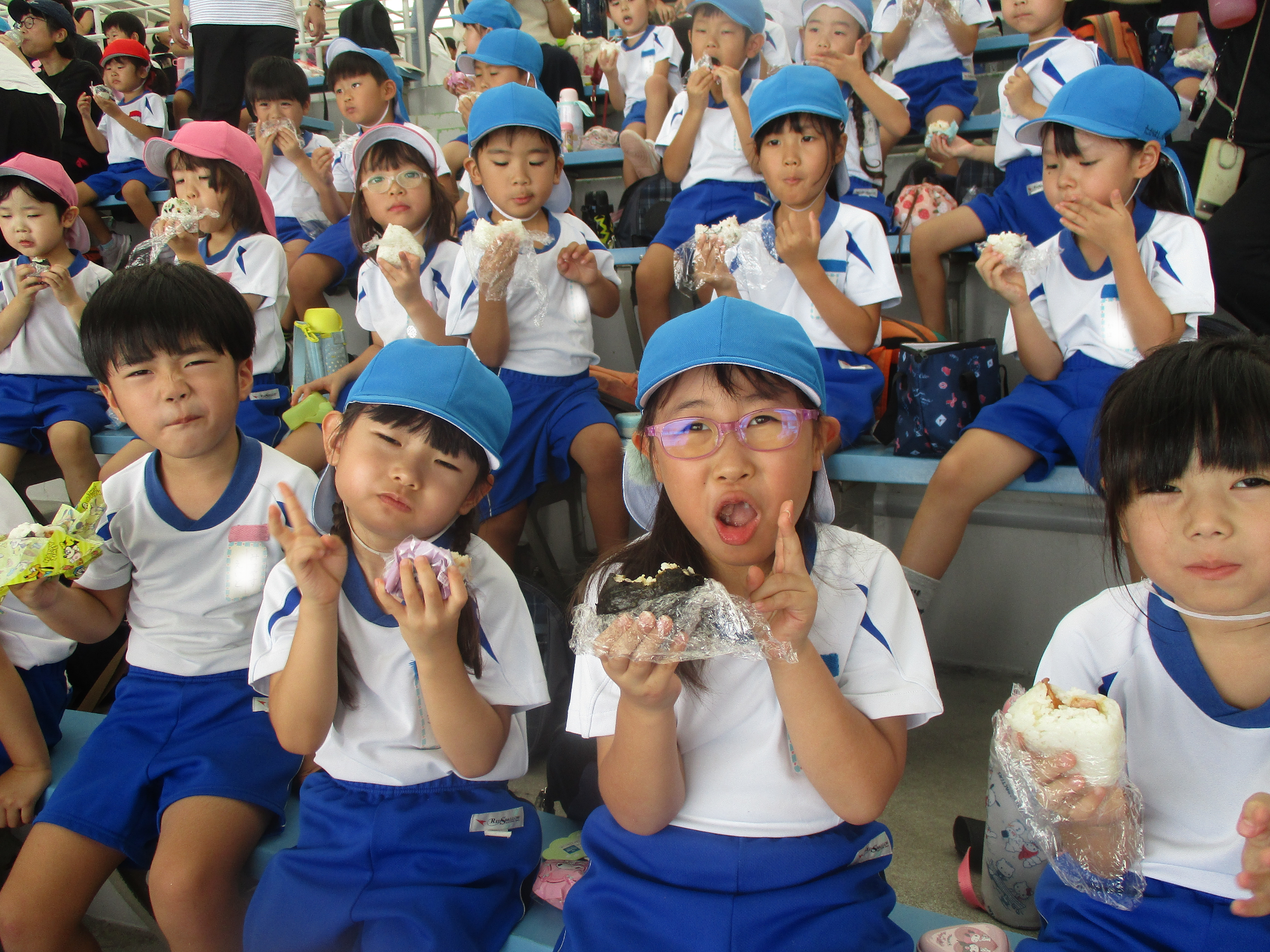 おにぎりを頬張る年長さん